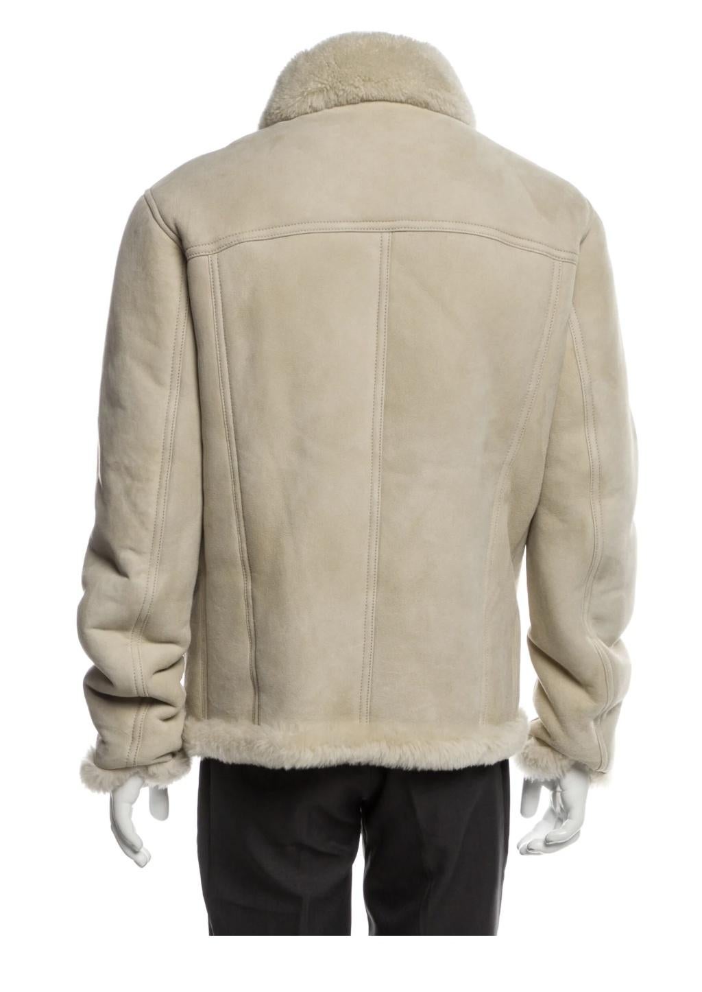 Tom Ford Giacca in pelle scamosciata foderata di shearling beige

Il lusso incontra la robusta raffinatezza in questa classica giacca in shearling di Tom Ford. Realizzato con maestria in Italia, il pezzo presenta un esterno in morbida pelle