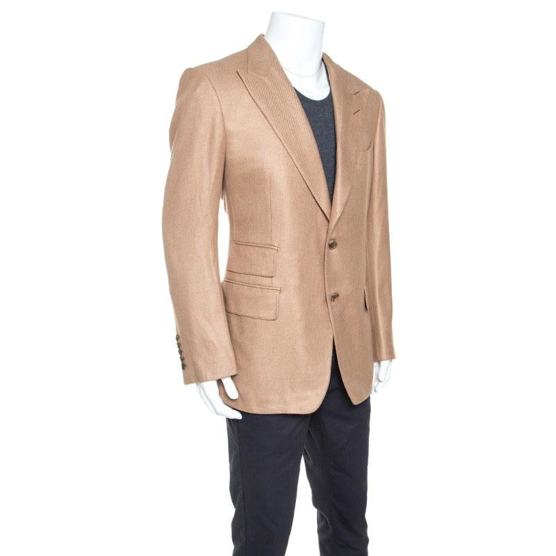 A blazer as finely tailored as this one from Tom Ford deserves to be in your closet. It has been made from a blend of silk as well as cashmere and it comes in beige with front buttons, peak lapels and front pockets. It'll look perfect with tailored