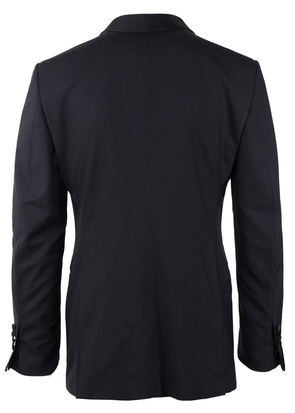 The signature Tom Ford Shelton Jacket updated in a breathable cotton base. This light constructed jacket is finished with notch lapels and patched pockets. This jacket is the perfect for the incoming spring/summer season with its lightweight