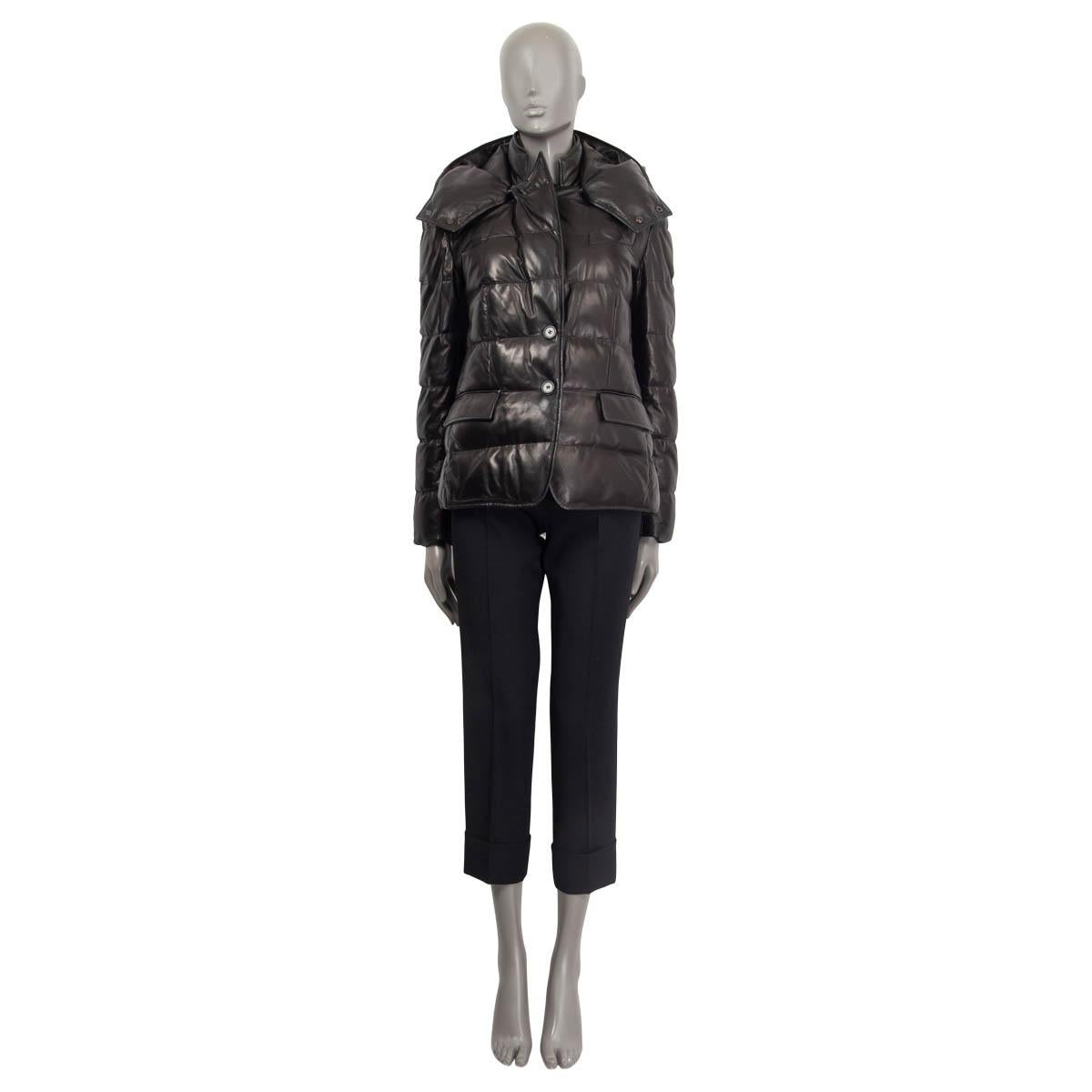100% autentica giacca trapuntata Tom Ford in pelle di agnello nera (100%). Presenta un cappuccio staccabile e polsini con bottoni. Ha due tasche con patta sul davanti e un colletto rialzato. Si apre con una cerniera nascosta e due bottoni sul