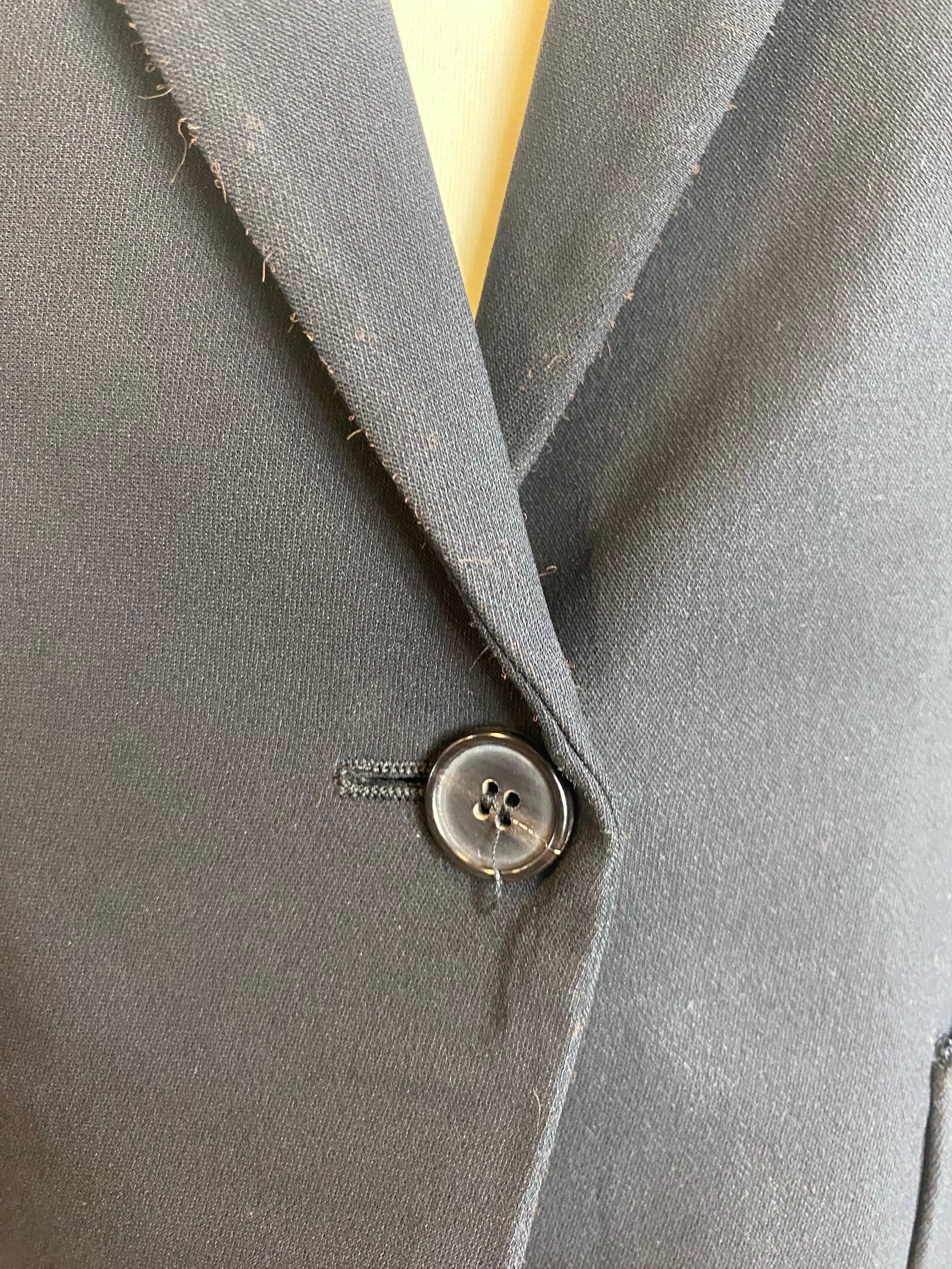 Schwarzer Blazer von Tom Ford.
Größe 38 IT.
Hauptmaterial 80% Acetat, 17% Viskose, 3% Elastan.
Sekundärstoff 80% Seide, 20% Polyester.
Innenfutter 100% Cupro.
Schultern 42 cm.
Länge 62 cm.
Guter Zustand, weist Gebrauchsspuren auf, wie auf den Fotos