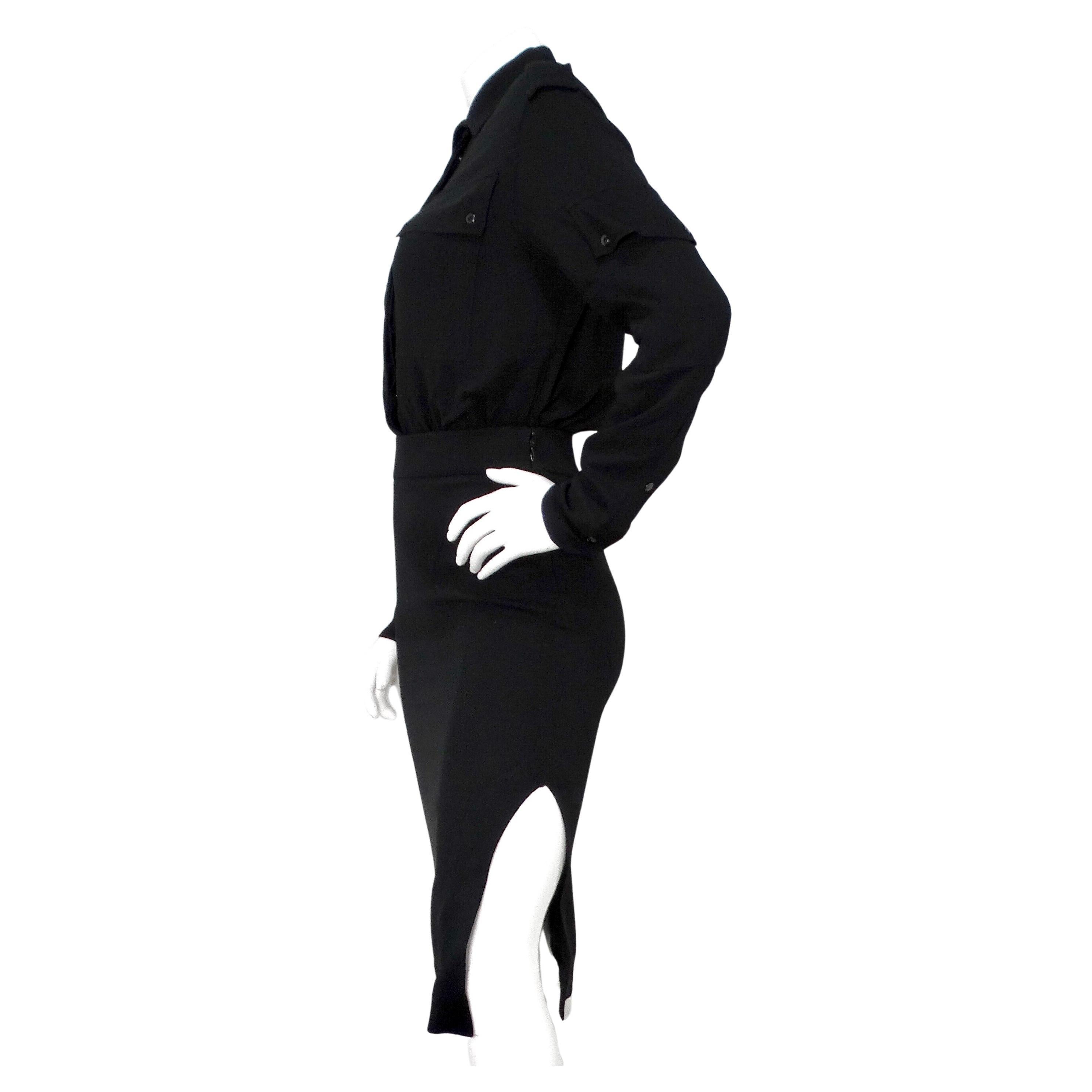 L'abito a camicia in crepe nero di Tom Ford a maniche lunghe incarna un'eleganza sofisticata grazie alla sua silhouette elegante e moderna. Realizzato in tessuto crepe, questo abito combina perfettamente un classico top con bottoni e una gonna,