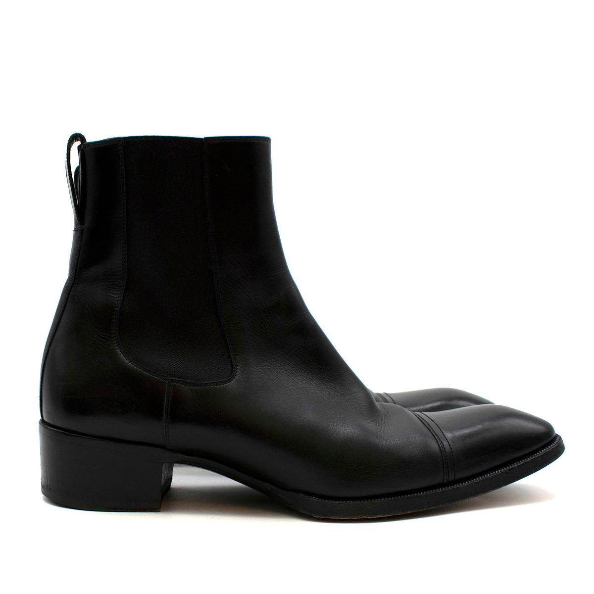 Tom Ford Bota de piel negra Gianni con puntera de chelsea

- Material de cuero liso y lujoso
- Estilo slip-on
- Hecho y pulido a mano
- Detalle de puntera de piel
- Tiradores
- Fuelles elásticos
- Diseño clásico e intemporal

Materiales:
Principal-