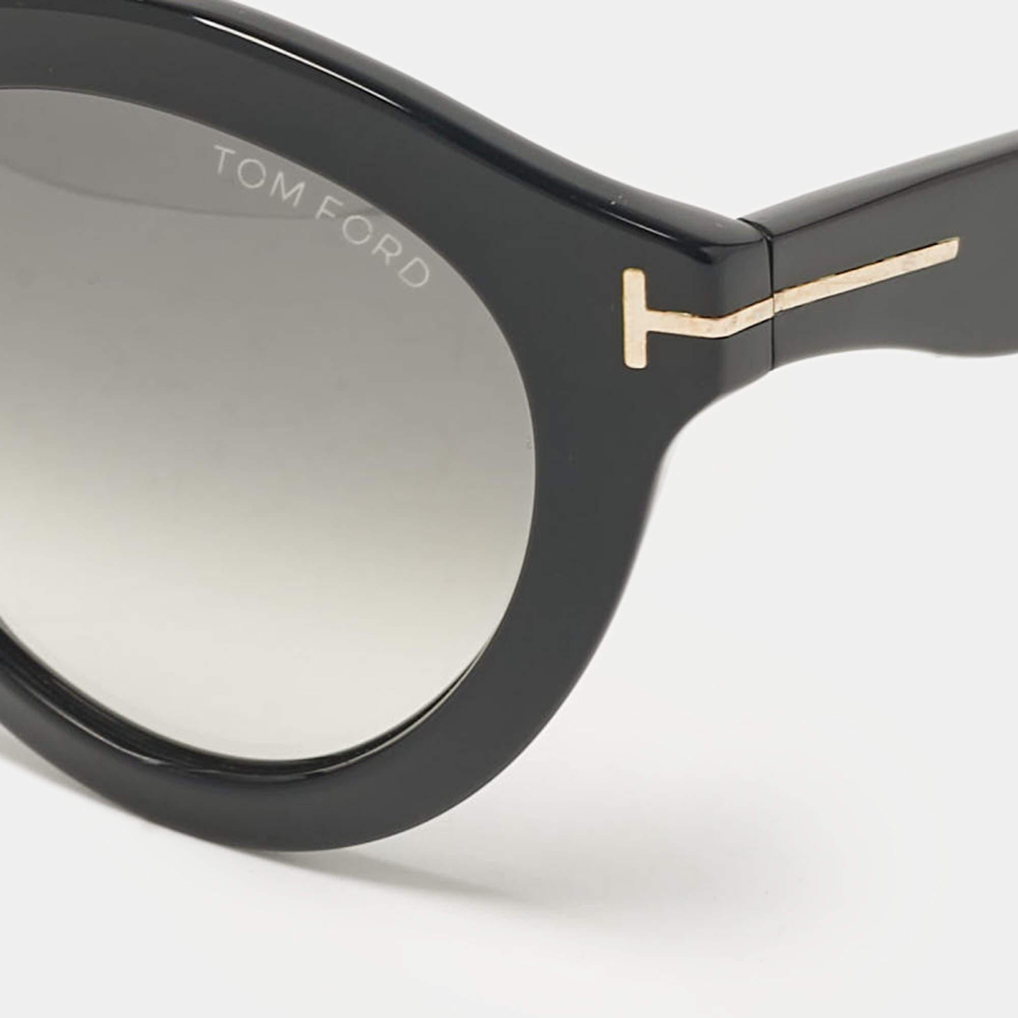 This pair of Tom Ford sunglasses will lend a stylish finish to your casual outfit. Equipped with sun safe glasses its temples are detailed with brand signature and the gold tone accents add to its charm.