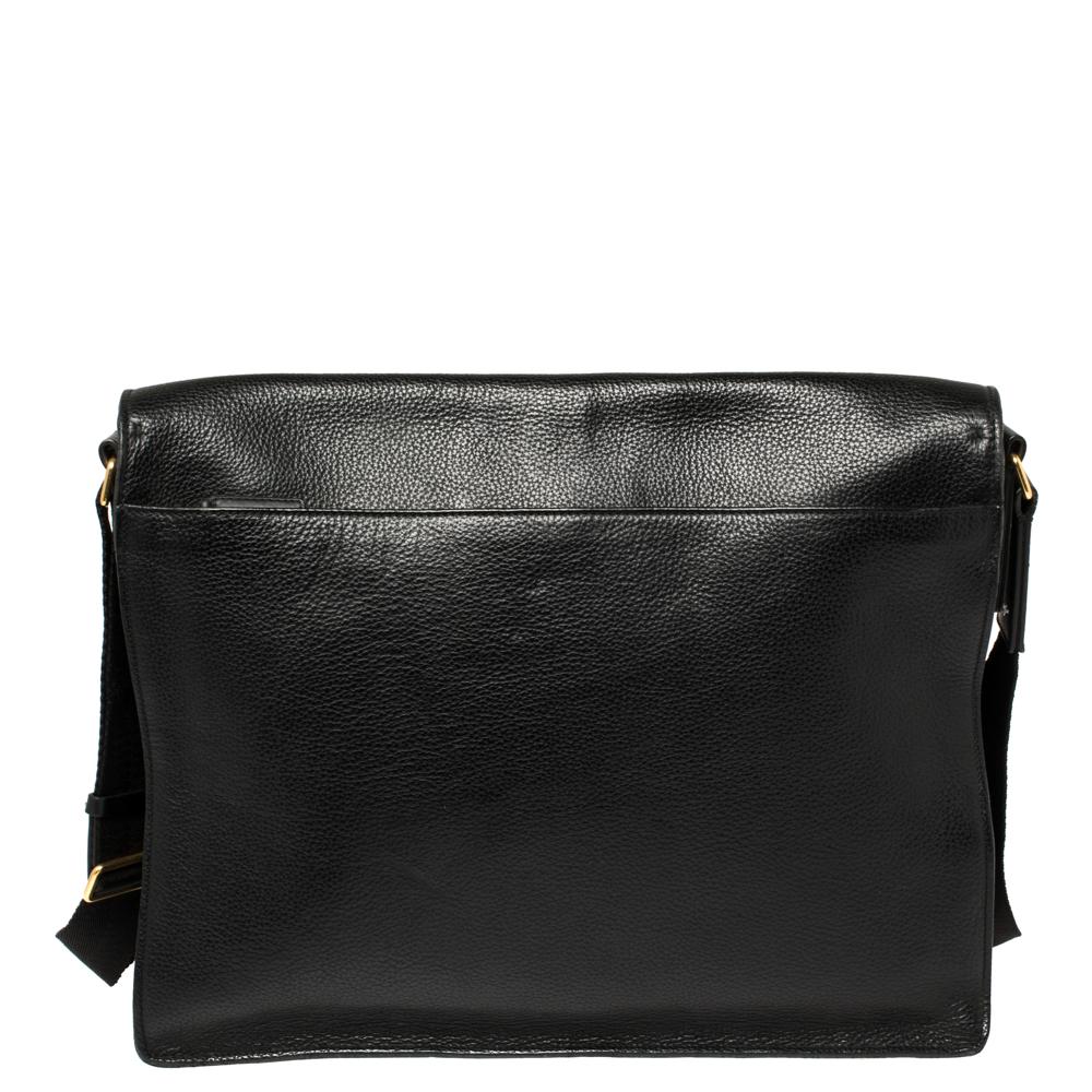 Trust this Tom Ford messenger bag to offer functional ease and a comfortable carrying experience. Crafted beautifully using leather, the bag has a front zip pocket and gleaming gold-tone hardware. It is equipped with a shoulder strap and a spacious