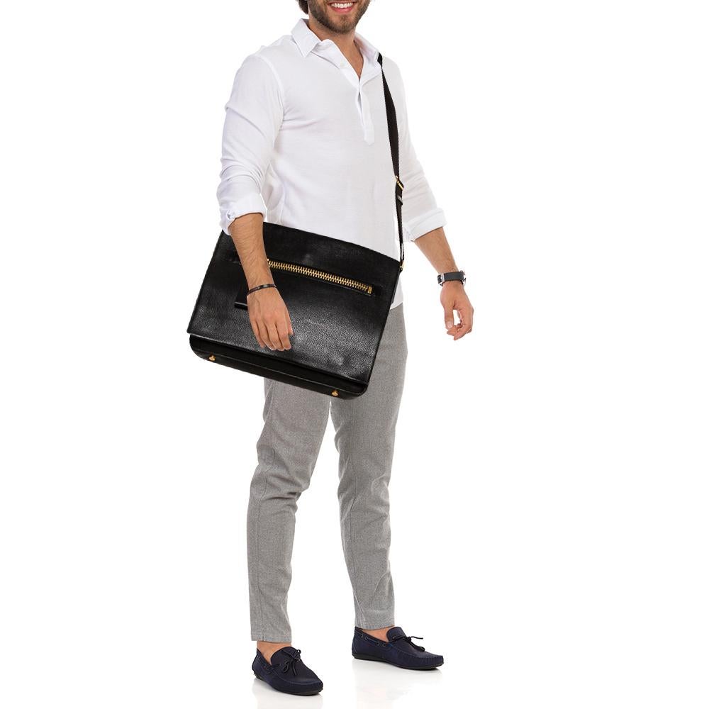 Messenger-Tasche aus schwarzem genarbtem Leder mit Schnalle und Klappe von Tom Ford (Schwarz)