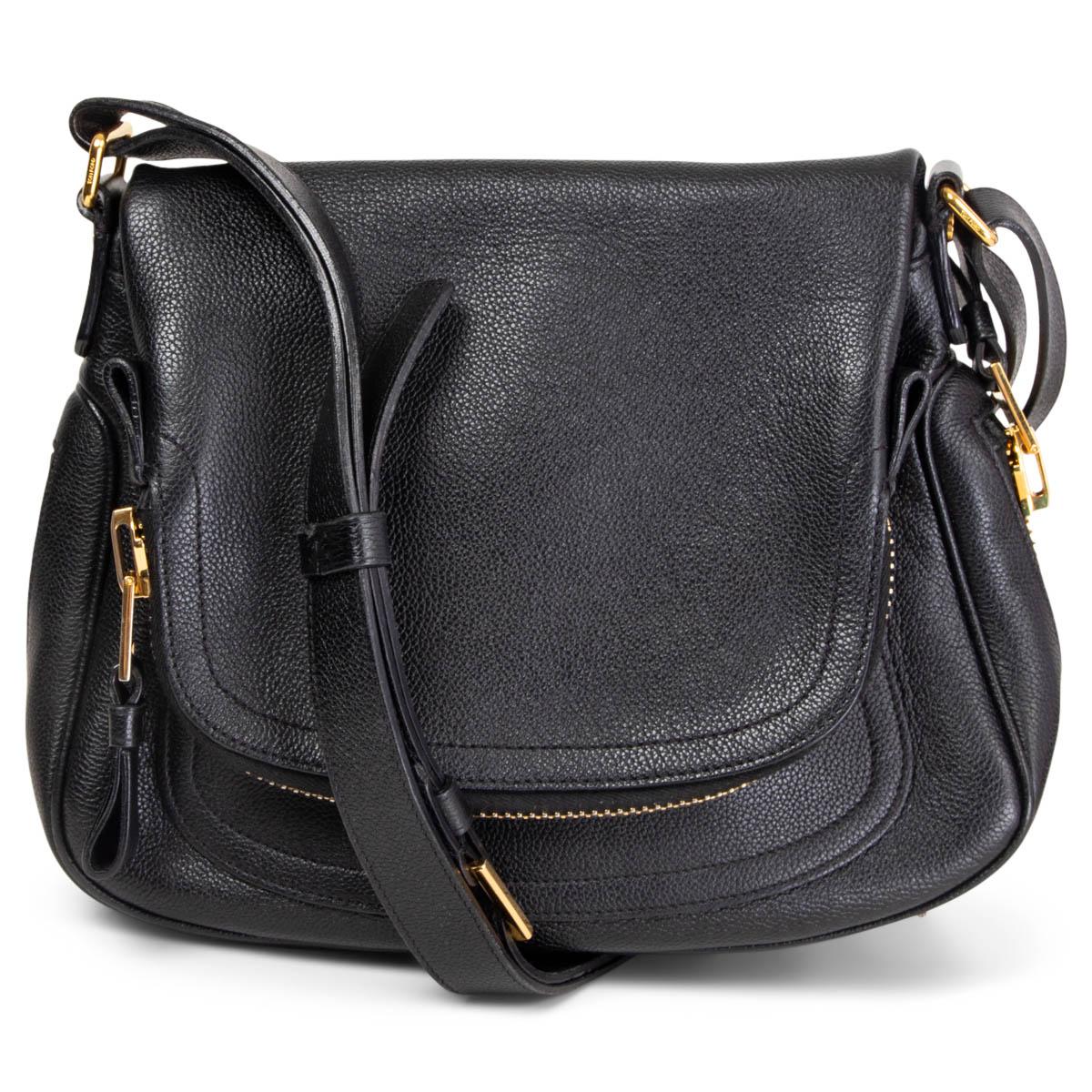 100% authentic Tom Ford 'Jennifer Medium' crossbody bag in black grained leather. Adjustable shoulder strap. Expandable zipper gusset. Zipper pocket flap with open pocket on the front under the flap. Lined in black suede with a zipper pocket against