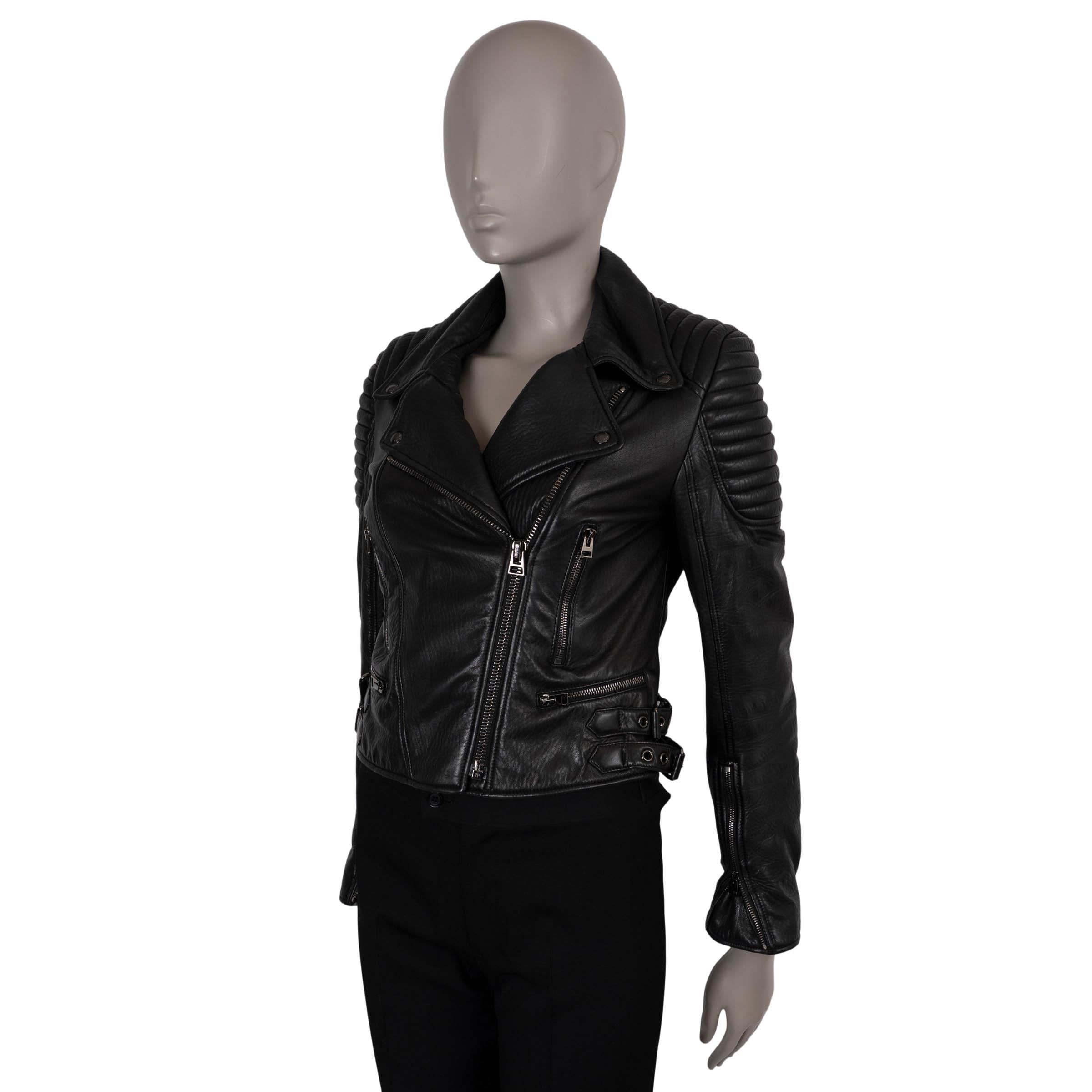 Diese 100% authentische Bikerjacke von Tom Ford ist aus schwarzem Lammleder gefertigt. Er hat eine klassische Biker-Silhouette mit verkürzter Länge, Steppungen an den Schultern und gekerbten Revers, die mit Druckknöpfen verziert sind. Mit vier