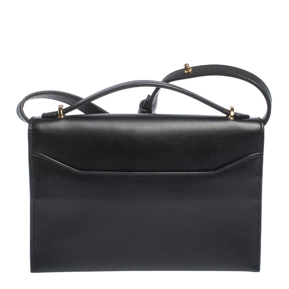 Designed from fine leather, you will find this bag a flawless companion for all your needs. Lined with suede, this bag gives both style and durability. This trendy crossbody handbag by Tom Ford is easy to carry and is a blend of style and