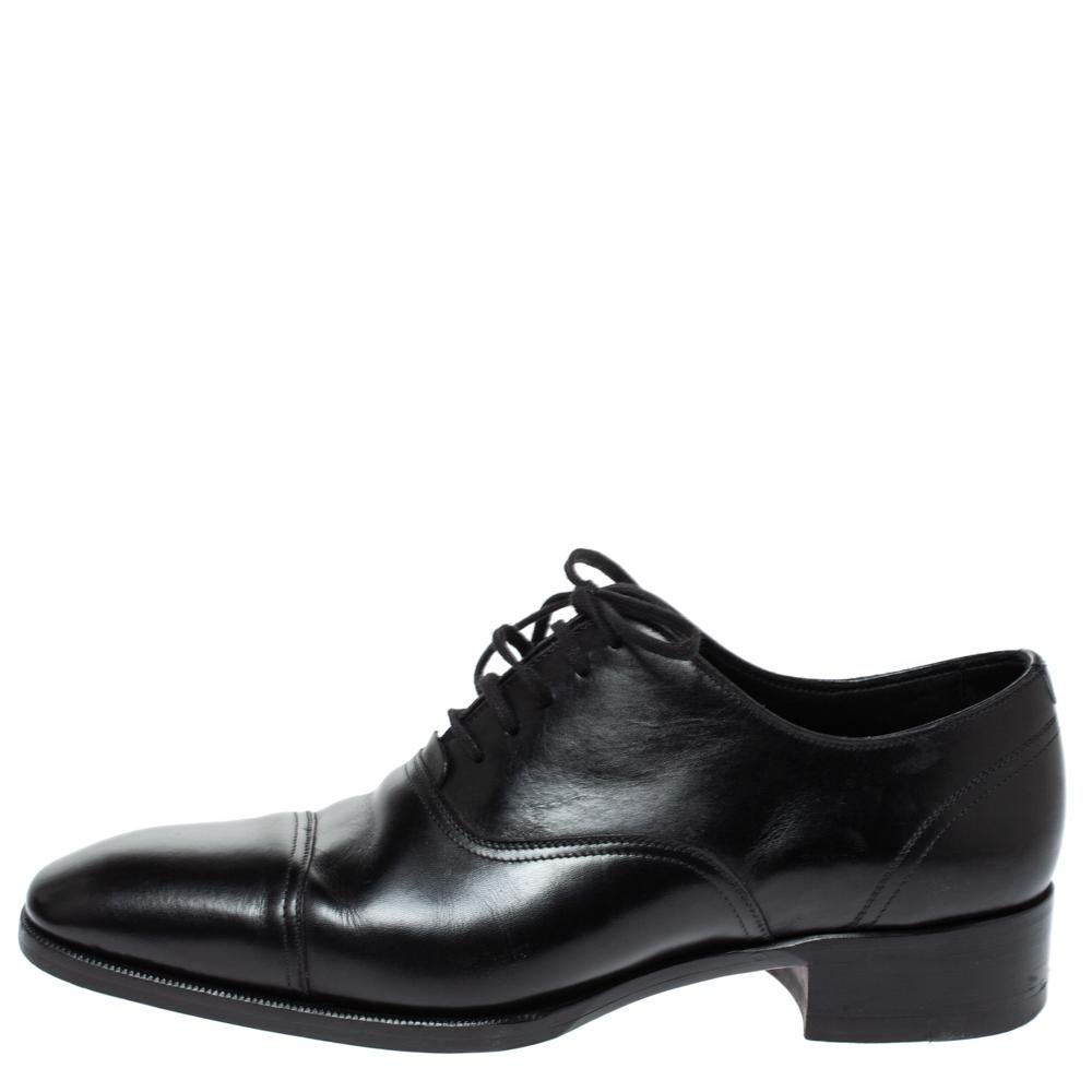 These oxfords from Tom Ford lend an element of elegance to your overall look. A fine pair of black oxfords to bring out the fashion-conscious individual in you. They are crafted from leather with neat lace-ups on the vamps and low