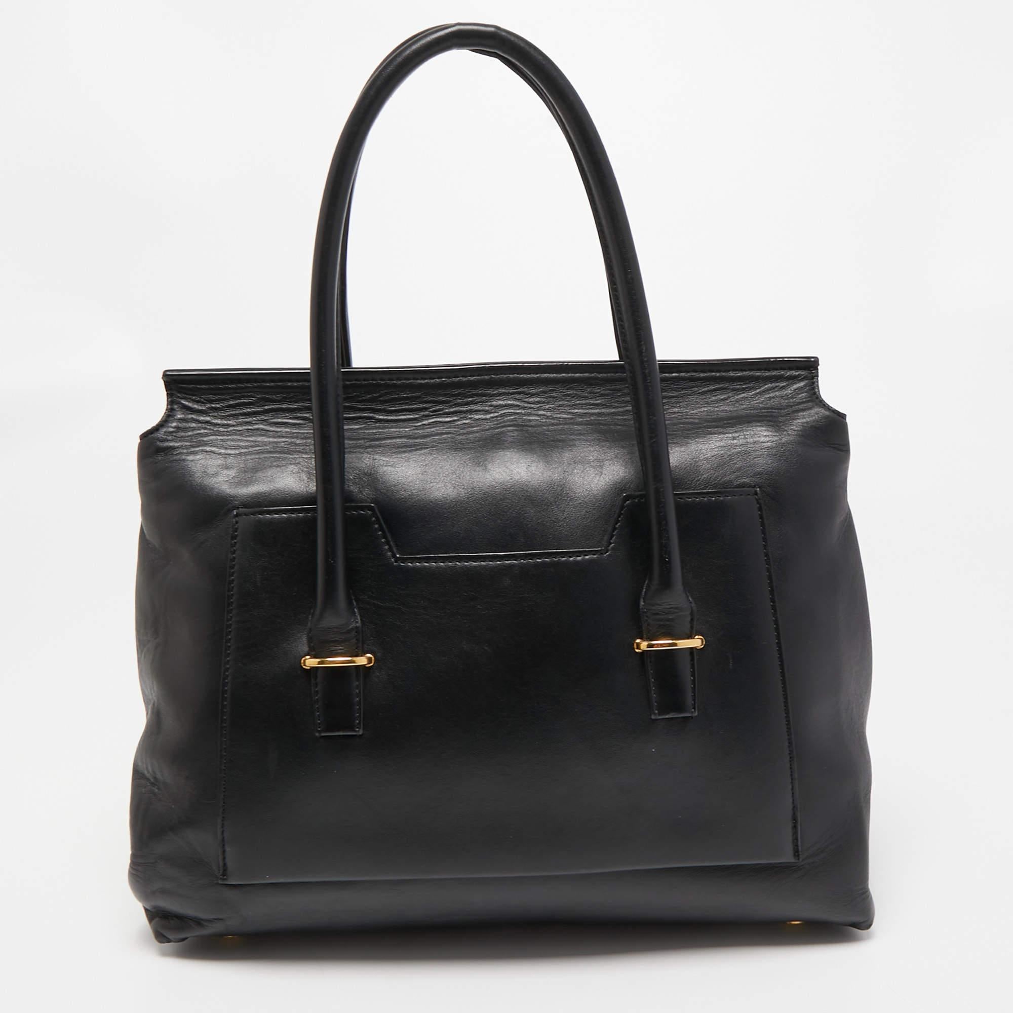 Tom Ford ensures you have a wonderful accessory to accompany you every day with this well-crafted bag. It has a signature look and a practical size.

