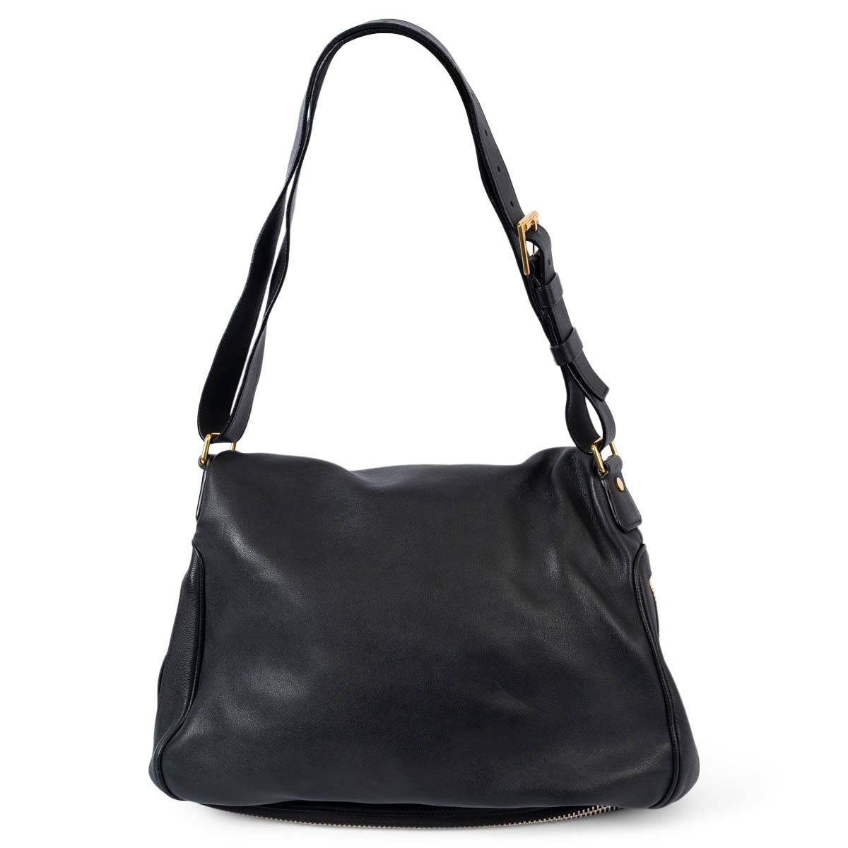 Bolso de hombro Tom Ford Jennifer 100% auténtico en suave piel negra con herrajes dorados. El diseño incluye una correa cruzada ajustable, cierre con solapa y cremallera, compartimentos exteriores con cremallera, bolsillo bajo la solapa y forro de