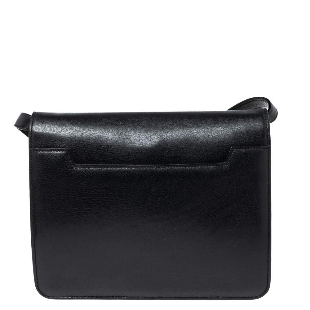 From the reputed eponymous fashion label Tom Ford, this Natalia bag has been crafted with a sense of upscale skill and style like none other. It is made meticulously using black leather and shows a gold-tone lock exhibiting the signature TF