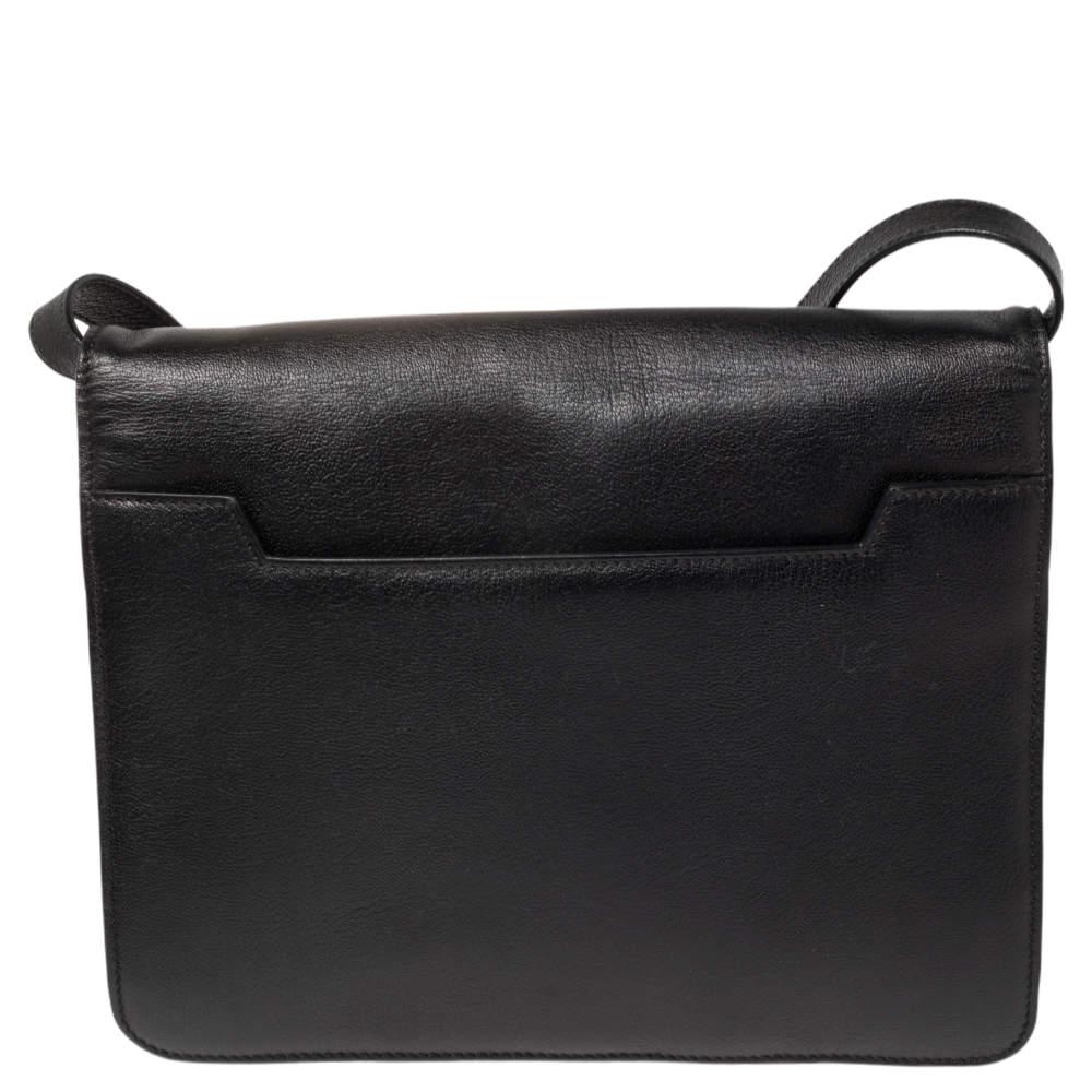 This Natalia bag from Tom Ford is here to end all your fashion woes, as it is striking in appeal and utterly high on style. It has been crafted from leather and designed with a flap that has a large turn lock carrying the signature TF engravings.