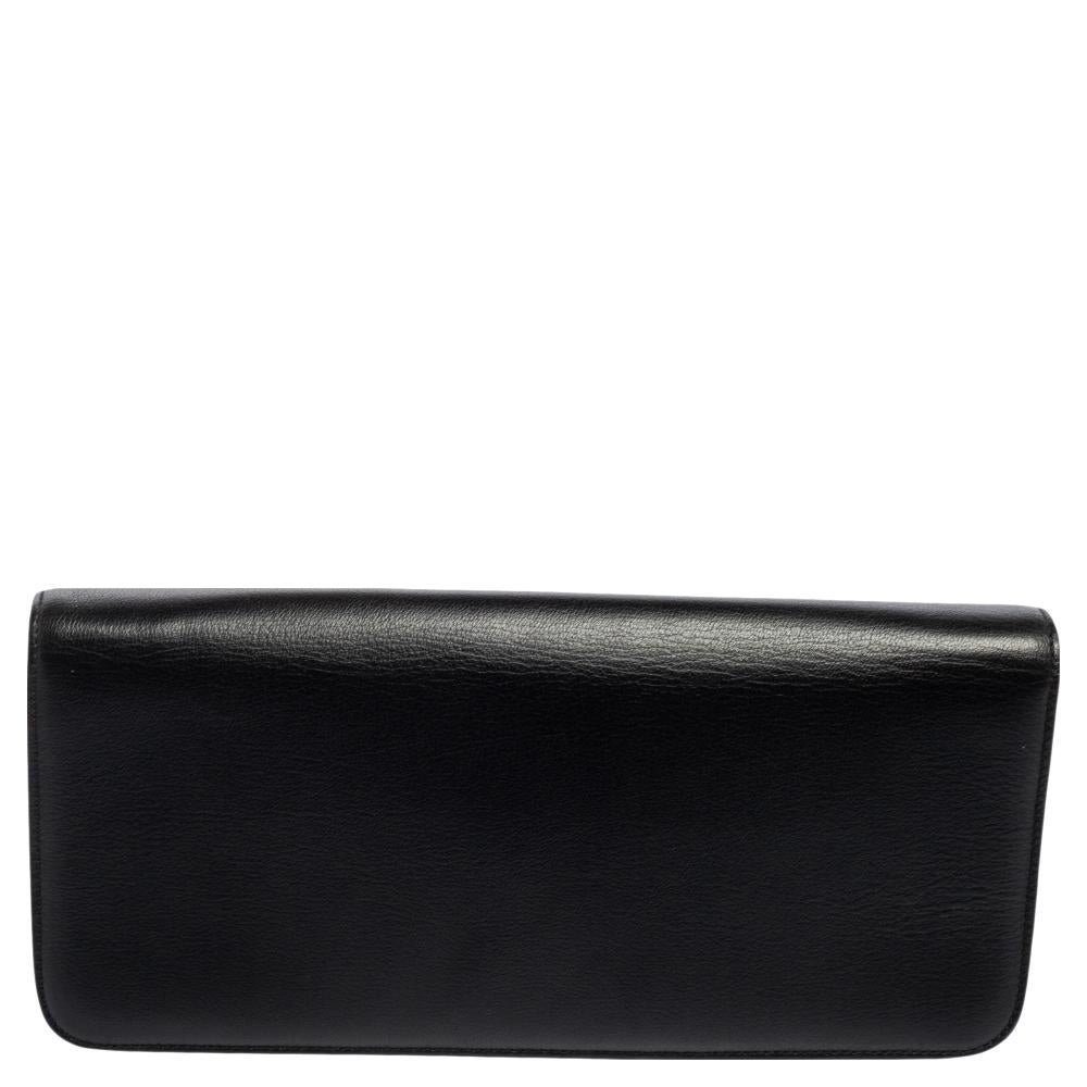 This signature Natalia clutch from the House of Tom Ford is a must-have accessory to compliment your look. It has been created using black leather on the exterior and exhibits a gold-toned lock closure with the TF engravings on it. This convertible