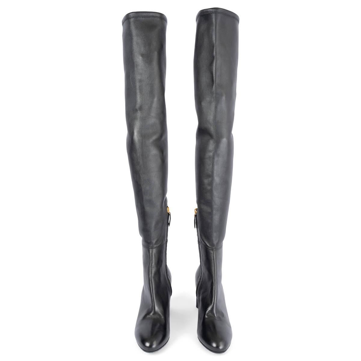 Botas over-the-knee 100% auténticas Tom Ford de piel de cordero lisa negra con herrajes dorados, tacón de bloque y cremallera a media pantorrilla. Se han usado una vez y están en un estado prácticamente nuevo. 

Medidas
Tamaño impreso	38
Talla de