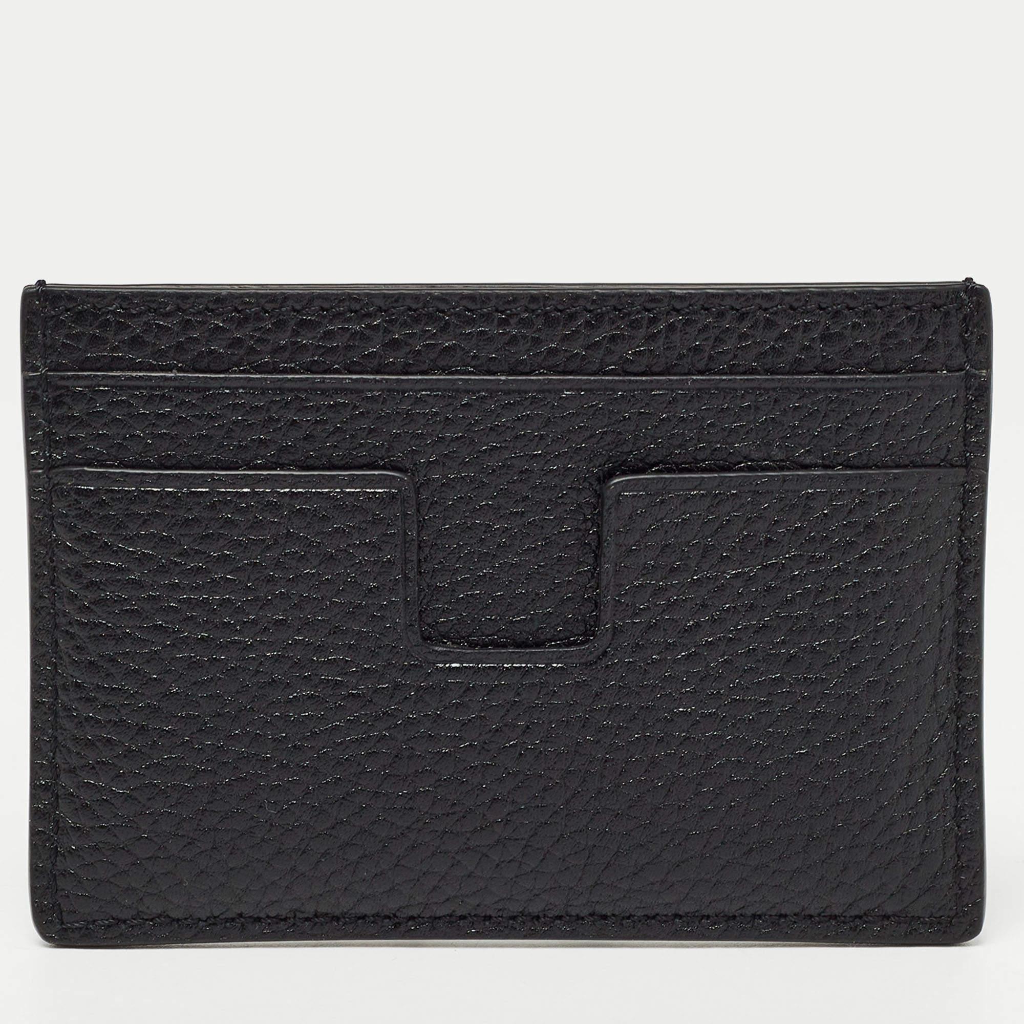 Designed smartly to hold cards or business cards, this Tom Ford card holder is stylish and functional. Crafted from black leather, it features multiple card slots and the brand label on the front. It is sleek and can easily fit into your