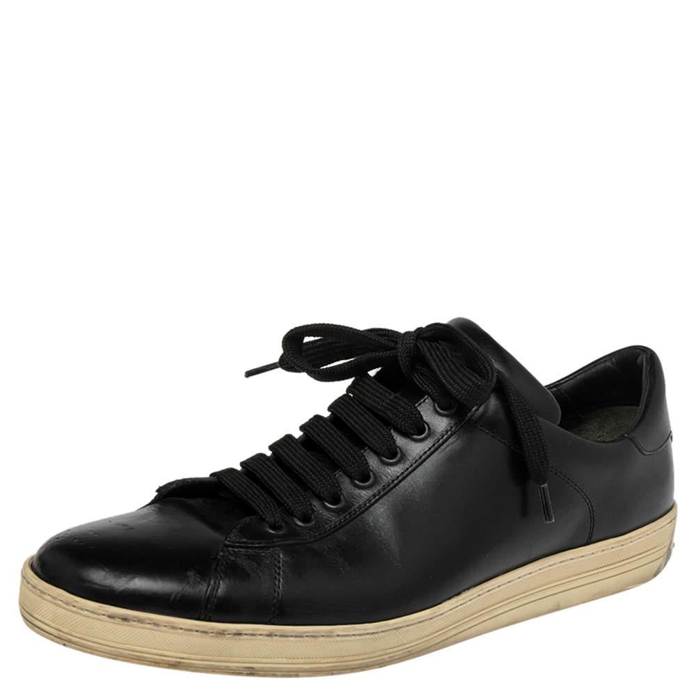 A smart and stylish pair of sneakers is one of the essentials in every manâ€™s collection, and these Tom Ford Warwick low-top sneakers are perfect for both casual and party looks. Constructed in leather, these shoes feature lace-ups and the brand