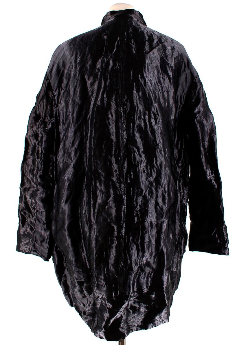 Tom Ford Black Metallic Crinkled Silk Oversize Jacket

Crinkle Effect
Chunky gunmetal zips on front pockets and center
Strap across chest with clasp
Round neck
Oversize look
Made in Italy

19inch shoulder
25inch sleeve
31inch length