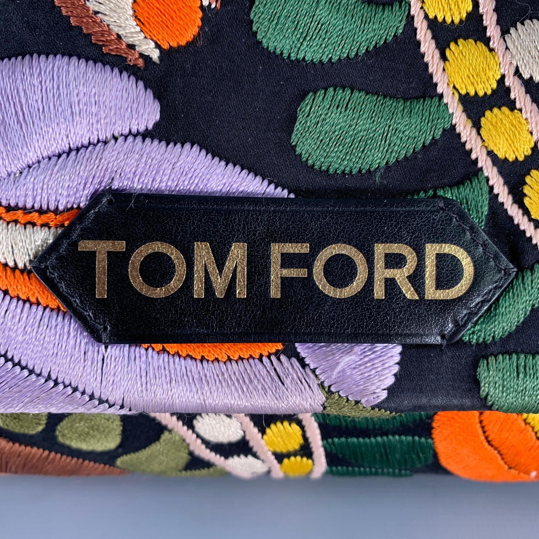 Sac à main TOM FORD
en satin noir, avec des broderies florales multicolores, une sangle amovible en métal doré et une fermeture aimantée. Fabriqué en Italie. Très bon état. Signes mineurs d'usure. 

Mesures : 
  Longueur : 10.5 pouces Largeur : 3.25
