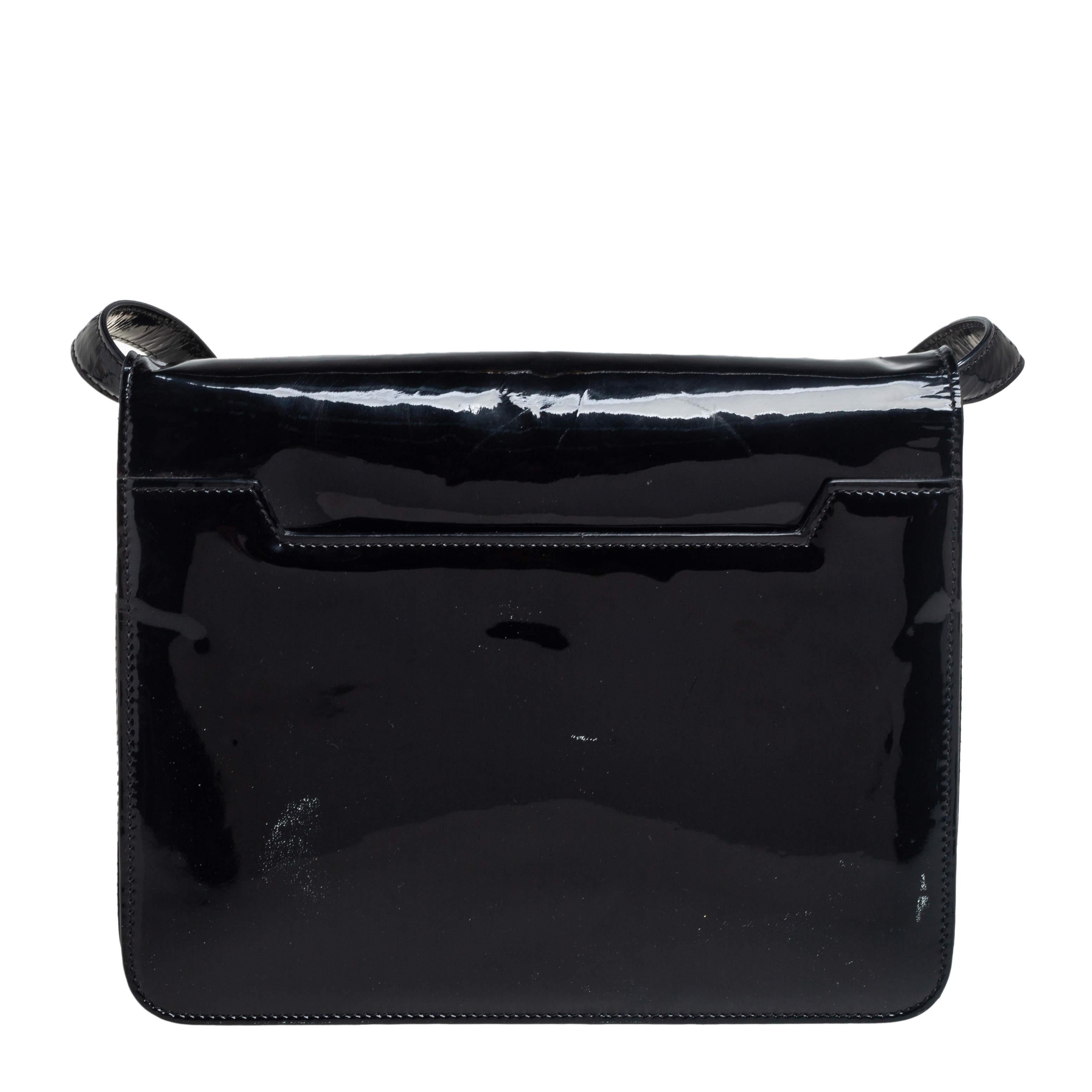 This Natalia bag from Tom Ford is here to end all your fashion woes, as it is striking in appeal and utterly high on style. It has been crafted from patent leather and designed with a flap that has a large turn lock carrying the signature TF