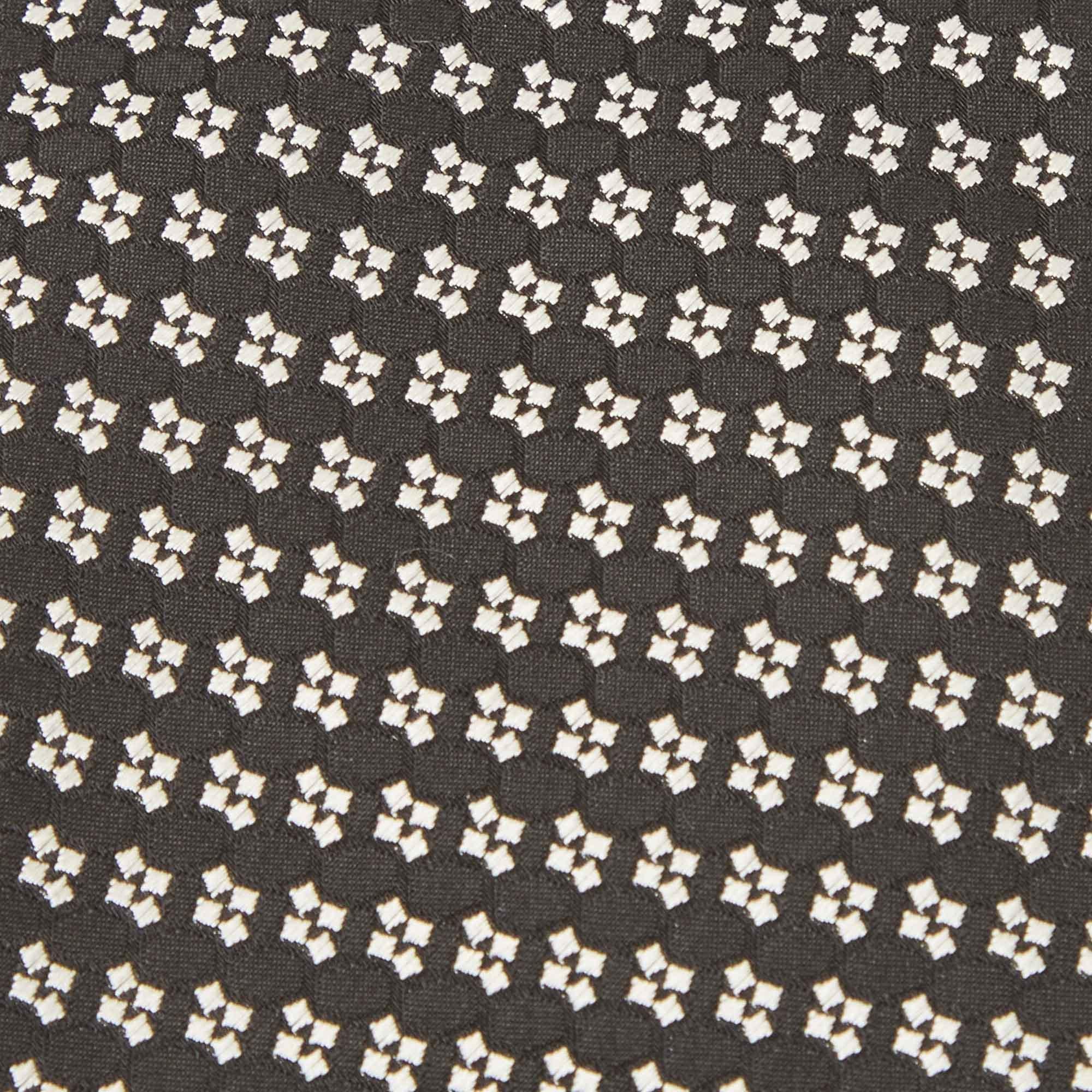 This tie is a perfect formal accessory that has a sharp and modern appeal. Made from luxurious materials it features intricate patterns and the brand label is neatly stitched at the back. It is sure to add oodles of style to your blazers.