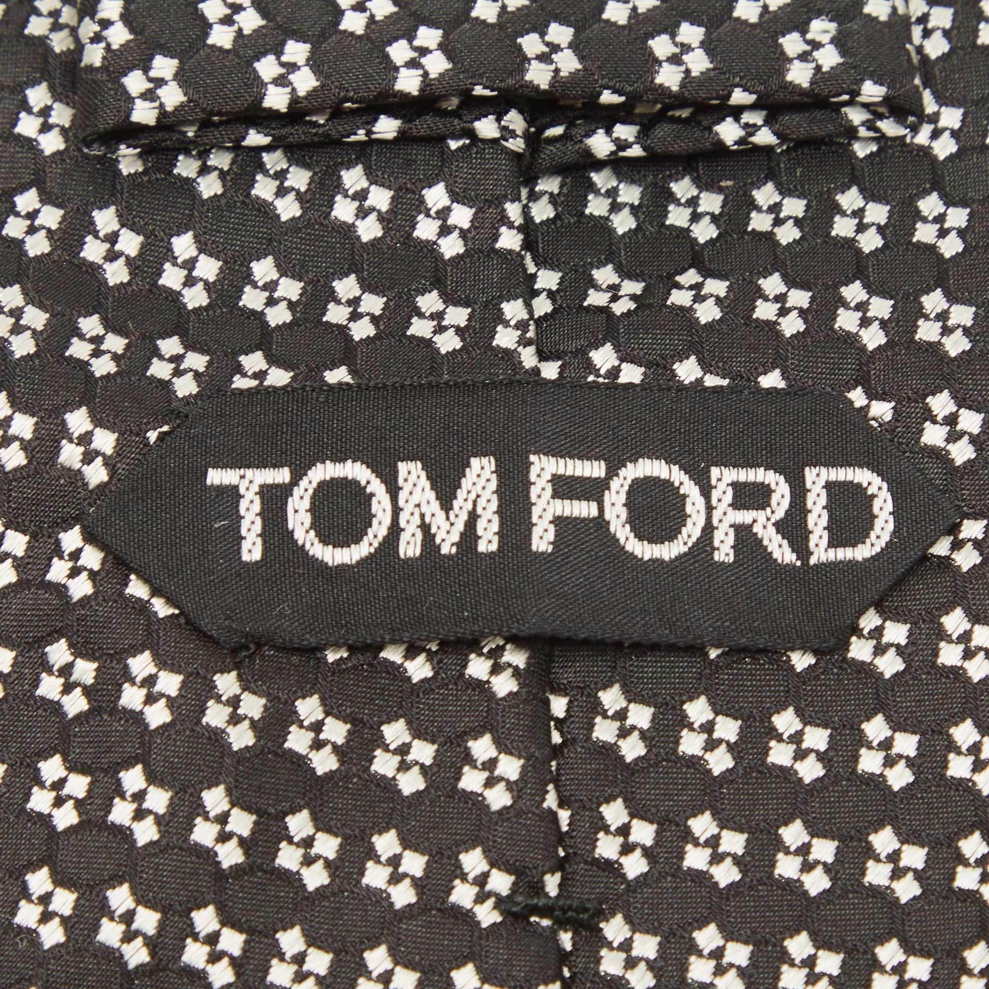 Tom Ford Black Patterned Silk Traditional Tie In Good Condition For Sale In Dubai, Al Qouz 2