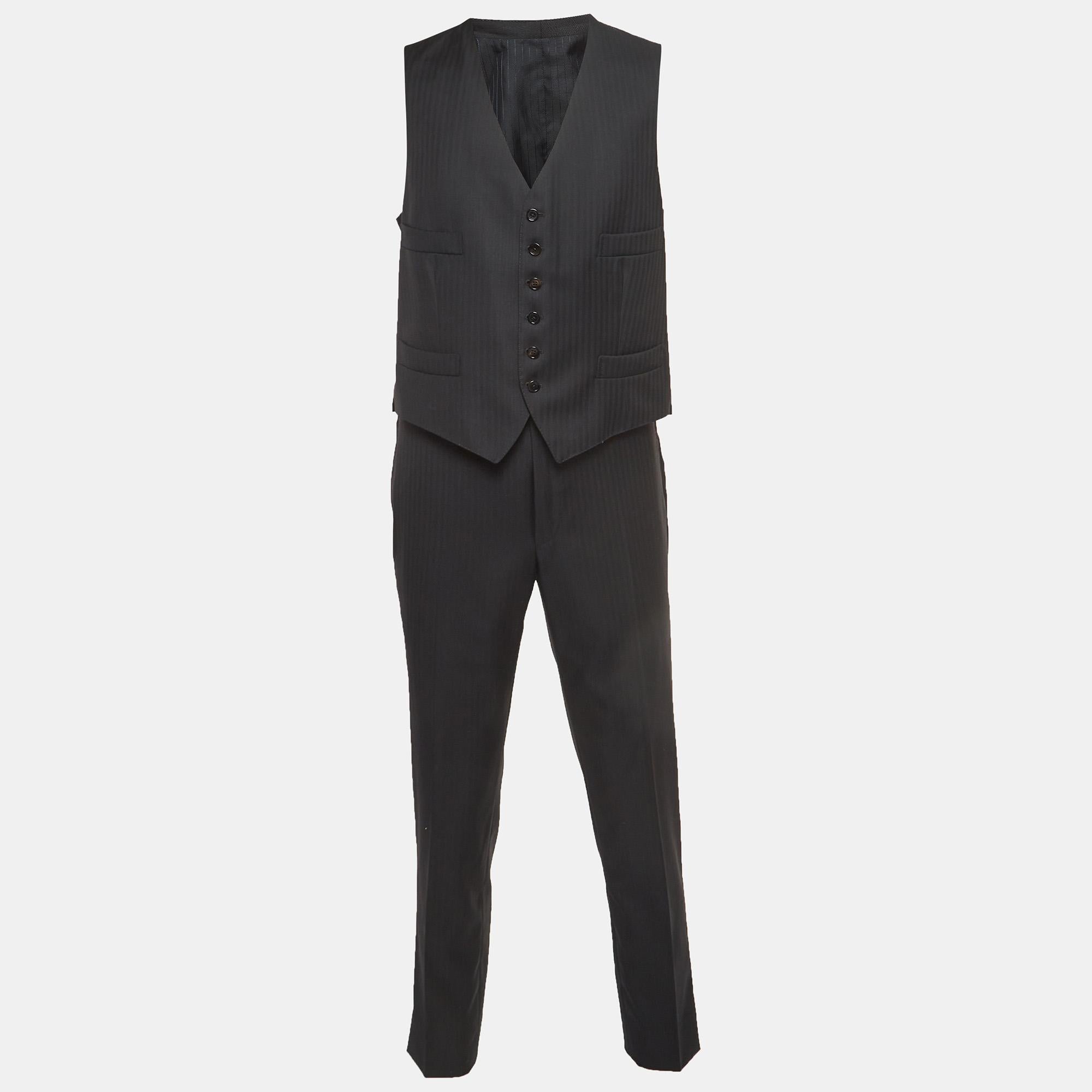 Characterized by impeccable tailoring, a good fit, and the use of quality materials, this Tom Ford suit will help you serve refined looks. Style the suit with oxfords or derby shoes for a stylish finish.

