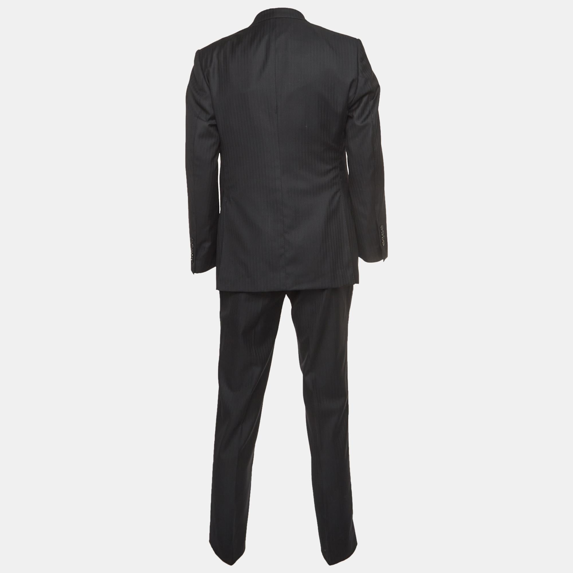 Tom Ford Black Pinstripe Wool Single Breasted 3 Piece Suit XL In Good Condition For Sale In Dubai, Al Qouz 2