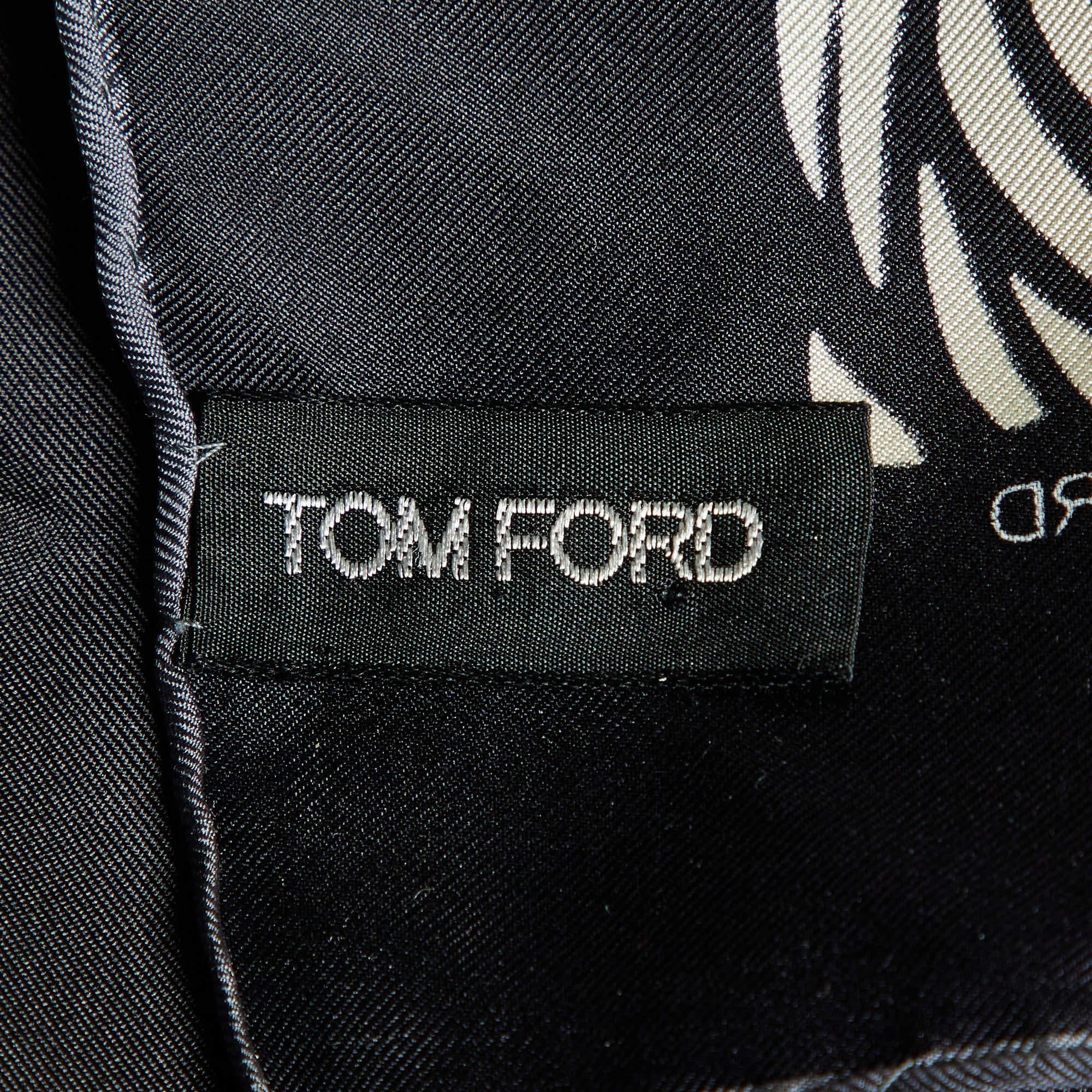 Tom Ford Schwarzer bedruckter quadratischer Seidenschal im Zustand „Gut“ in Dubai, Al Qouz 2