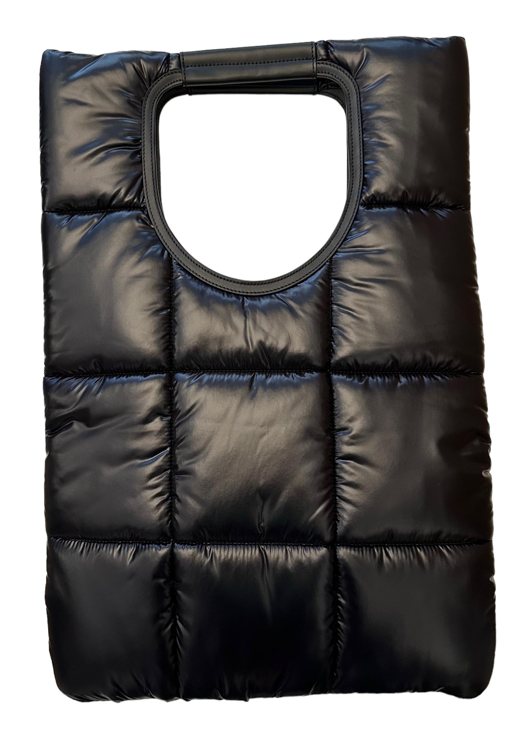 Diese neue gesteppte Puffy Bag aus zweiter Hand ist Teil der Alix Collection. 
Er ist aus schwarzem Nylon gefertigt und mit einer gesteppten, gepolsterten Oberfläche versehen. Die Besätze sind aus schwarzem Kalbsleder gefertigt.
Sie verfügt über