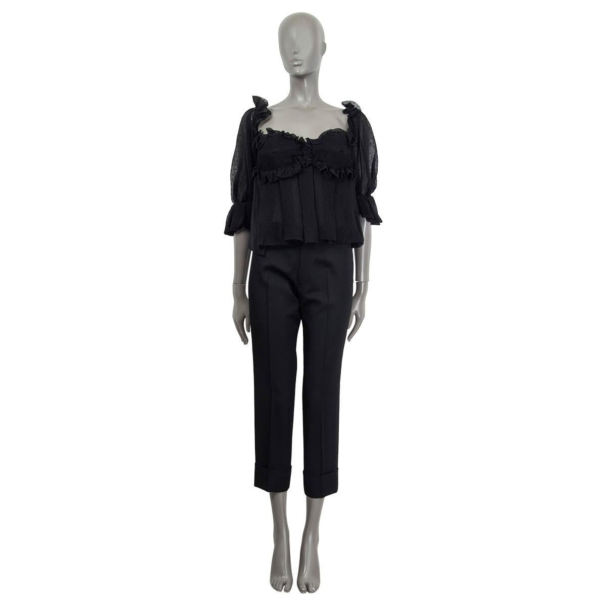 Blusa bustier acampanada 100% auténtica de Tom Ford en mezcla de seda negra (supuesta porque falta la etiqueta). Con medias mangas transparentes y puños con volantes. Se abre con una cremallera lateral y tiene un cordón para atarse en la espalda.