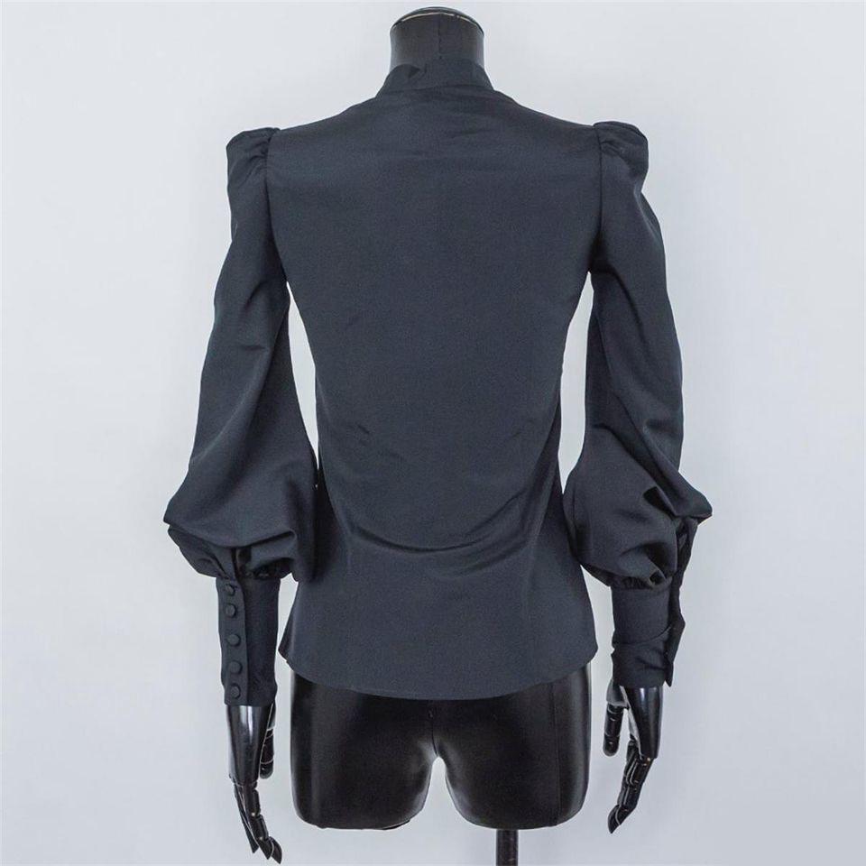 TOM FORD

Black silk blouse

Button up





Size: XS


Pre-owned. Excellent condition. 
PLEASE VISIT OUR STORE FOR MORE GREAT ITEMS

 