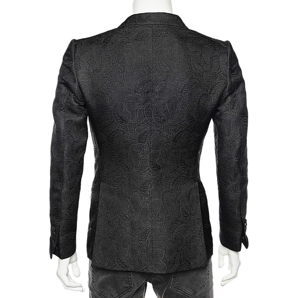 Look sharp and stunning as you don this marvelous blazer from the House of Tom Ford. It has been created using black textured silk and wool and features a single-breasted style. It is equipped with a buttoned closure, buttoned cuffs, and two