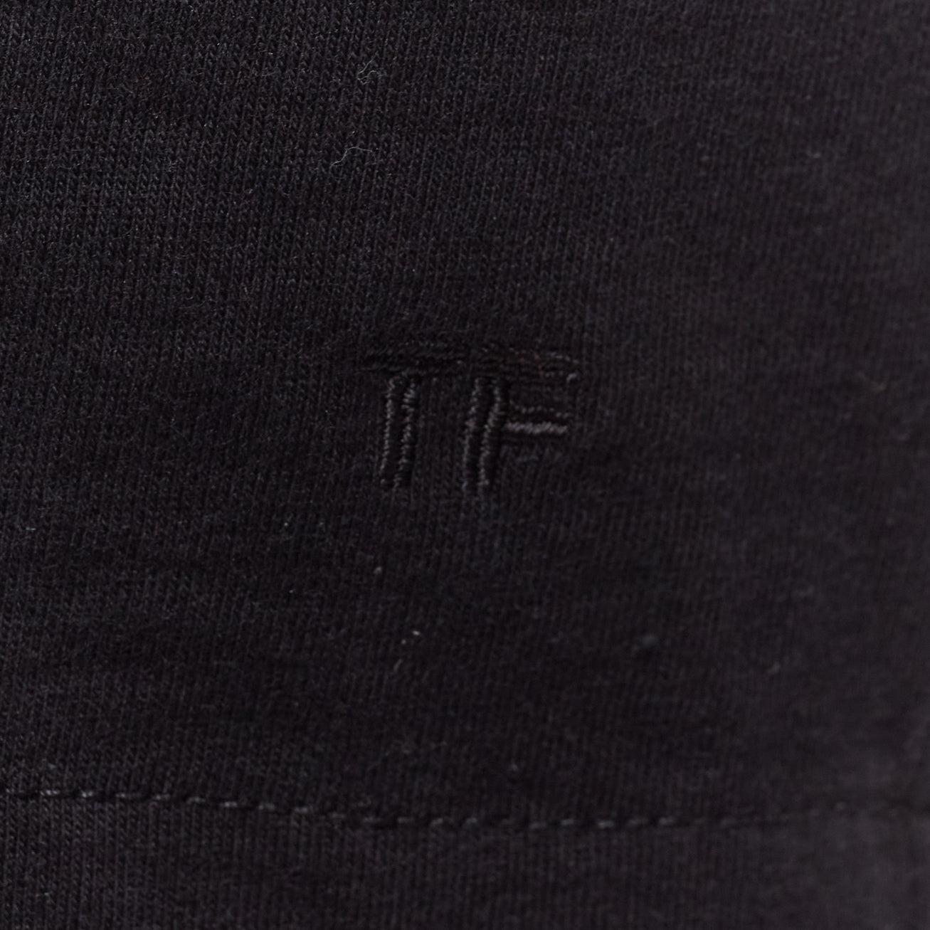 TOM FORD schwarzes TF-Logo besticktes Rundhals-T-Shirt IT46 XL
Referenz: AAWC/A01123
Marke: Tom Ford
MATERIAL: Fühlt sich an wie Baumwolle
Farbe: Schwarz
Muster: Solide
Verschluss: Pullover
Zusätzliche Details: TF-Logo-Stickerei am linken