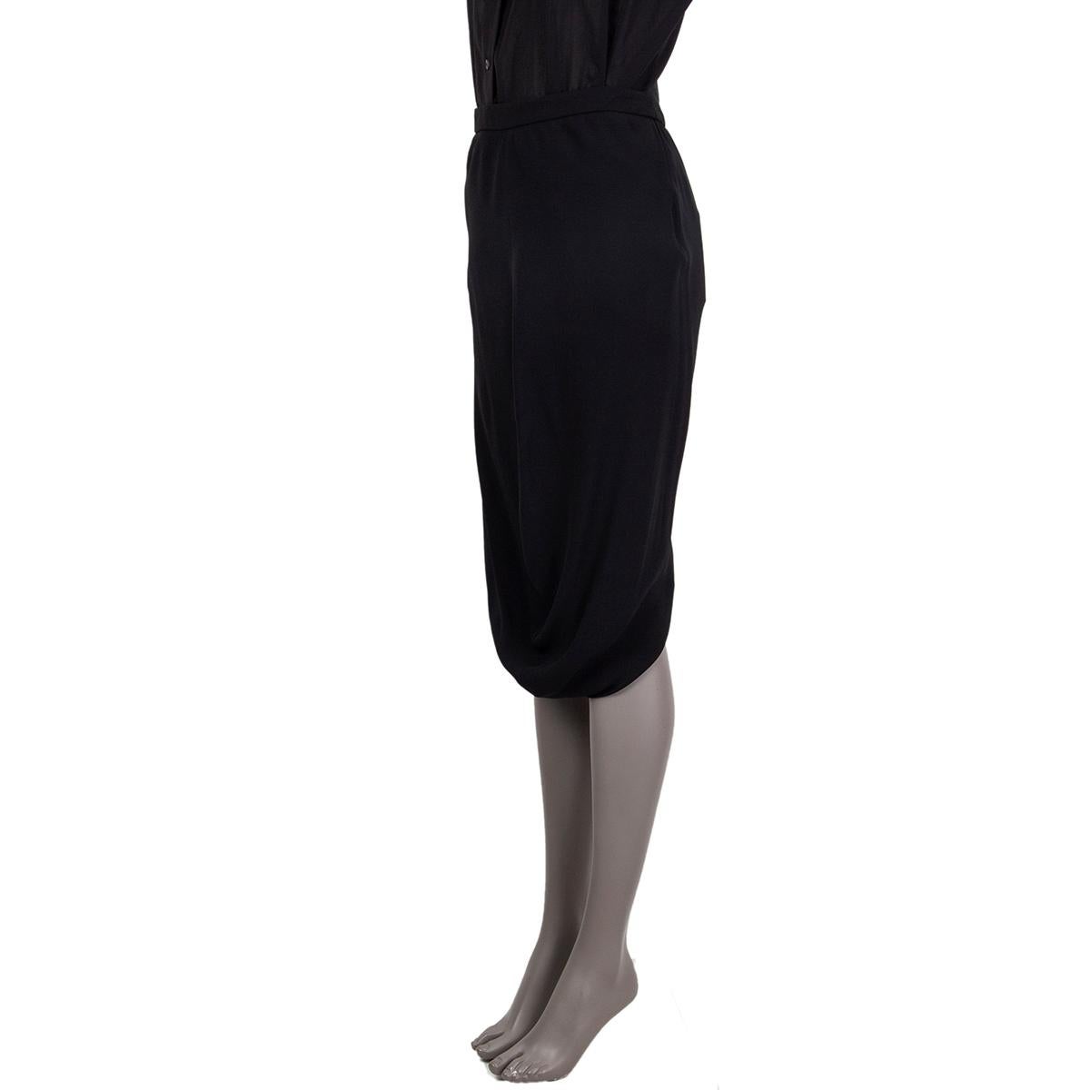 Tom Ford draped pencil skirt in black viscose (60%) and acetate (40%). Opens with a zipper on the back. Lined in acetate (72%) and silk (28%). Brand new. 

Tag Size 38
Size XS
Waist 72cm (28.1in)
Hips 86cm (33.5in)
Length 77cm (30in)