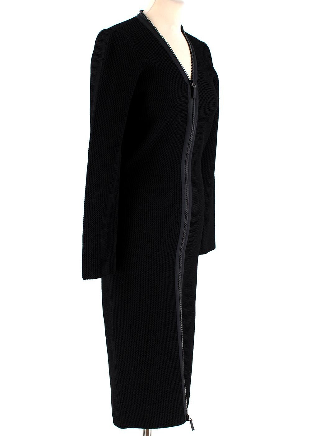 Tom Ford Schwarzes Langarmkleid aus Waffelstrick mit Reißverschluss

- Schwarzes Langarmkleid 
- Schwere Waffelstrick-Textur
- Schwarzer Zwei-Wege-Frontreißverschluss
- Lange Ärmel
- Reißverschlussanhänger aus schwarzem Leder

MATERIALIEN: 
75%