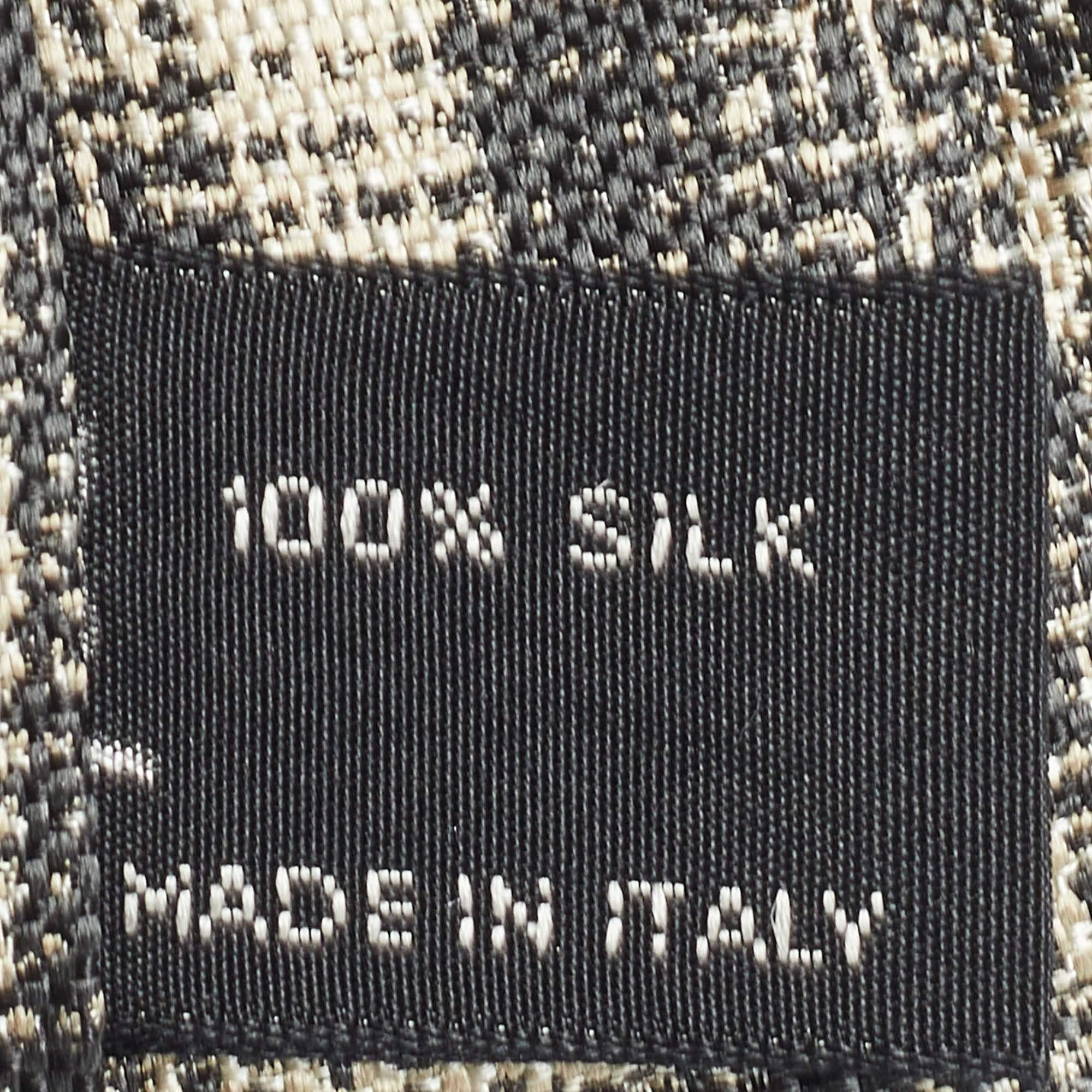 Tom Ford Black/White Checked Silk Traditional Tie In Excellent Condition For Sale In Dubai, Al Qouz 2