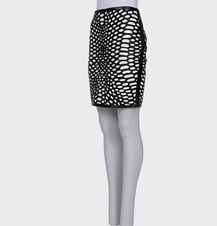 Gehen Sie stilvoll aus mit diesem umwerfenden schwarz-weißen, perforierten Lederrock von Tom Ford! Dieser Rock ist in sehr gutem Zustand und weist nur minimale Gebrauchsspuren auf. 

Die aus 100 % echtem Leder gefertigten, perforierten Details