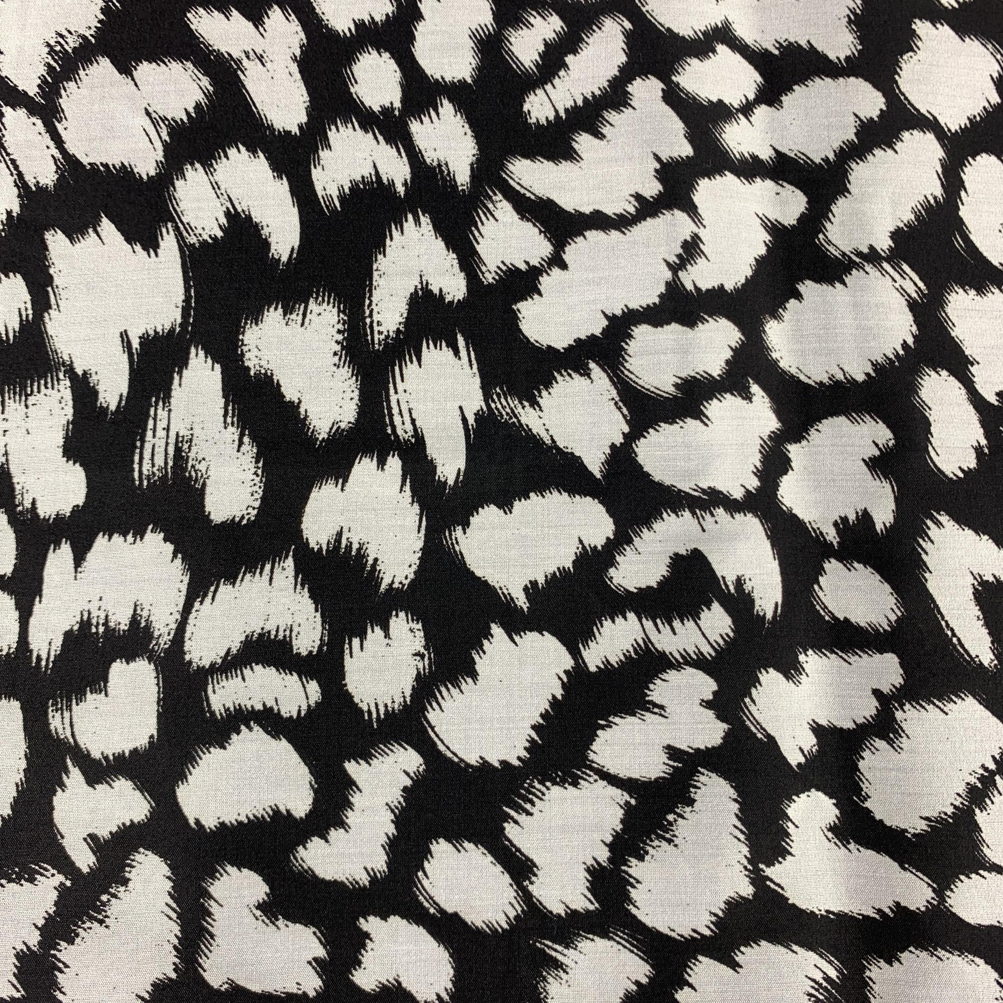 TOM FORD pocket square comes in a black & white spot print silk. Made in Italy.

Excellent Pre-Owned Condition.
Original Retail Price: $190.00

Measurements:

15.5 in. x 15 in. 