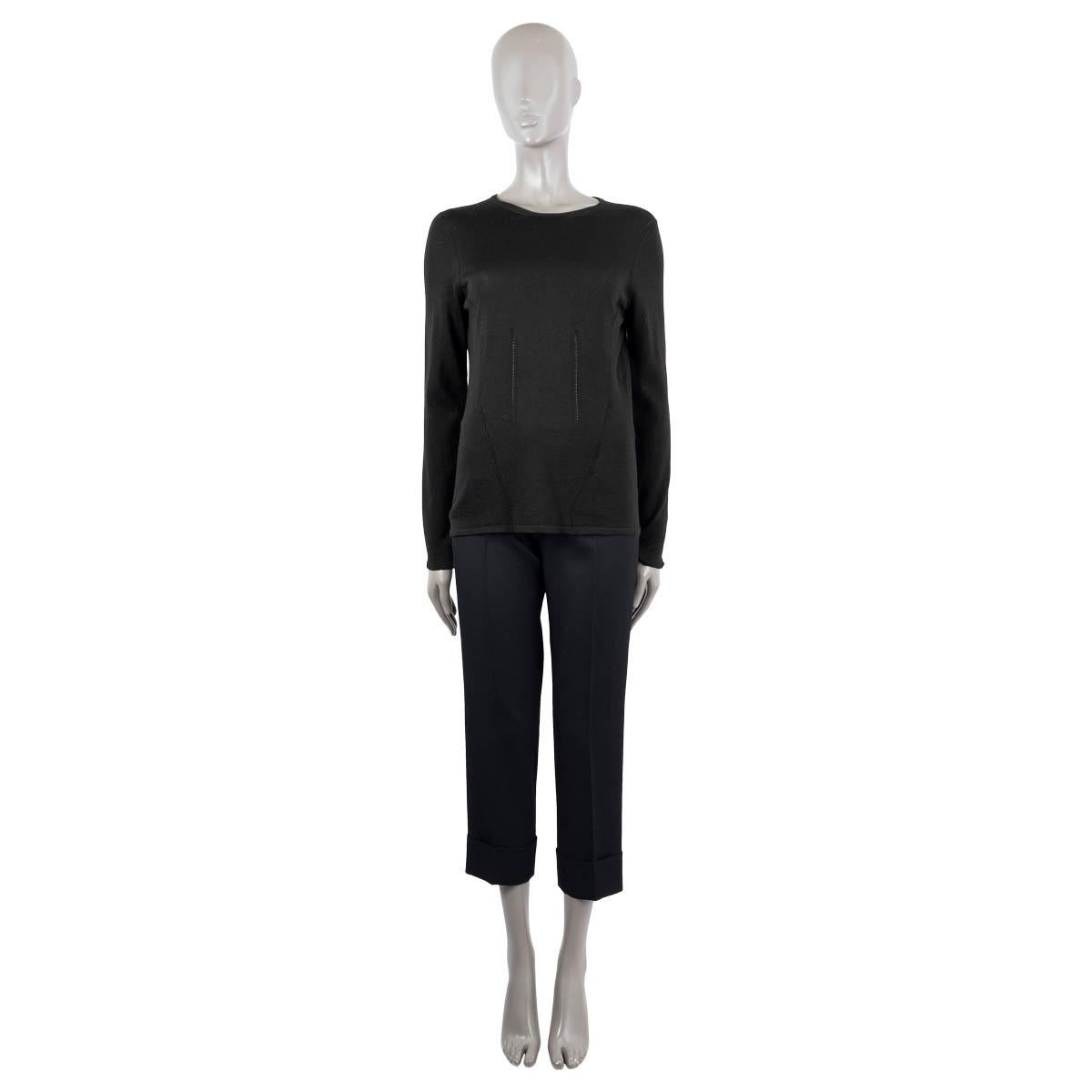 Pull à col rond 100% authentique Tom Ford en laine noire (58%) et soie (42%) avec fermeture à crochet en métal doré au dos bordé de gros-grain noir. A été porté et est en excellent état. 

Mesures
Taille de l'étiquette	L
Taille	L
Largeur de