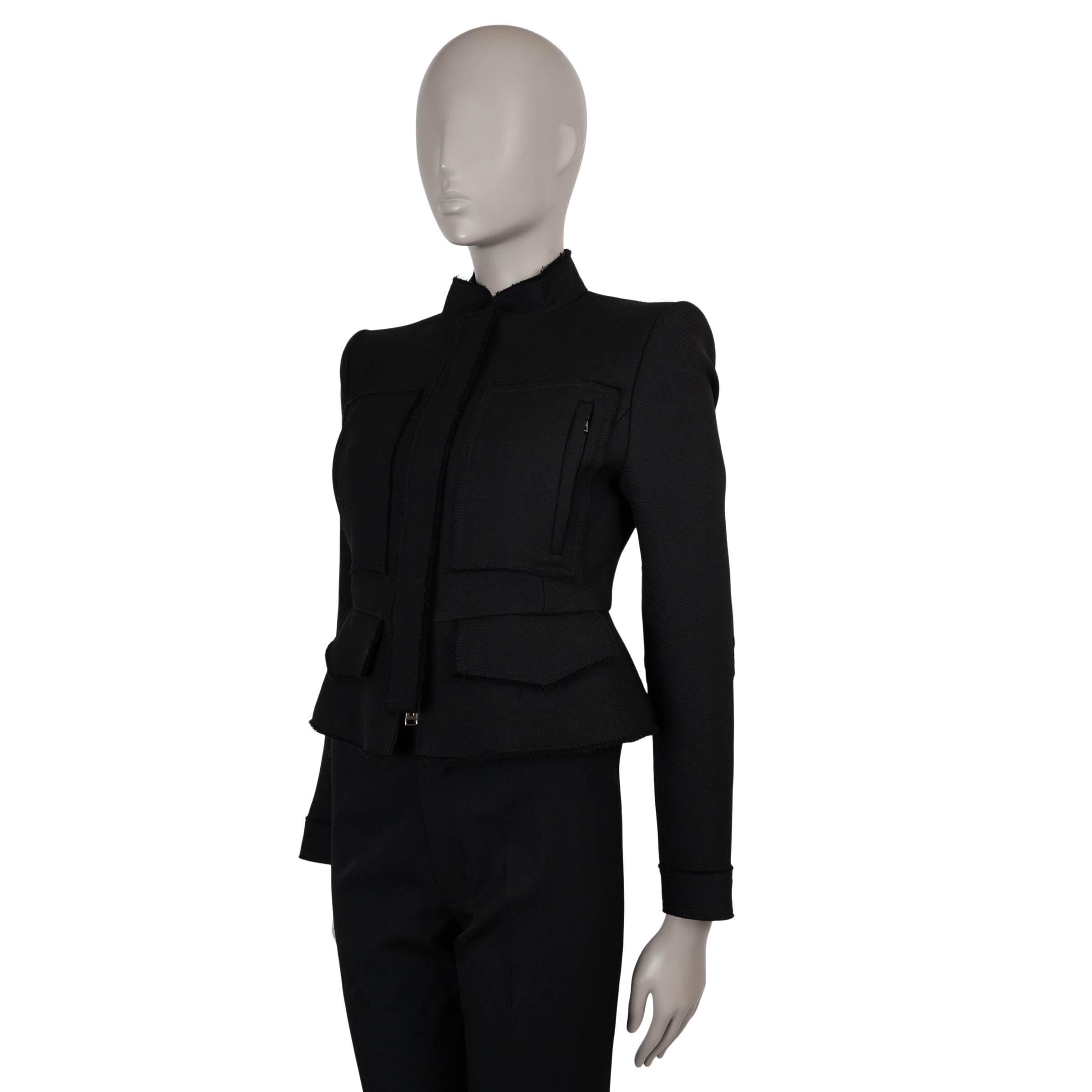Diese 100 % authentische Tom Ford-Jacke aus schwarzer Twill-Wolle mit 1 % Seide bietet eine strukturierte, moderne Note mit luxuriösen Details. Die kastige, kurze Silhouette und der Stehkragen mit den ausgefransten Rändern sorgen für einen subtilen,