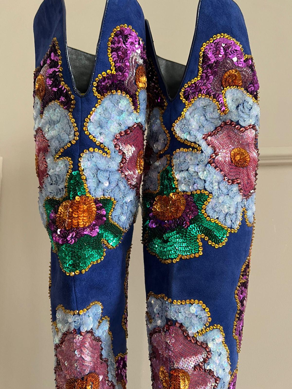 Tom Ford - Cuissardes en daim bleu à fleurs pailletées en vente 5