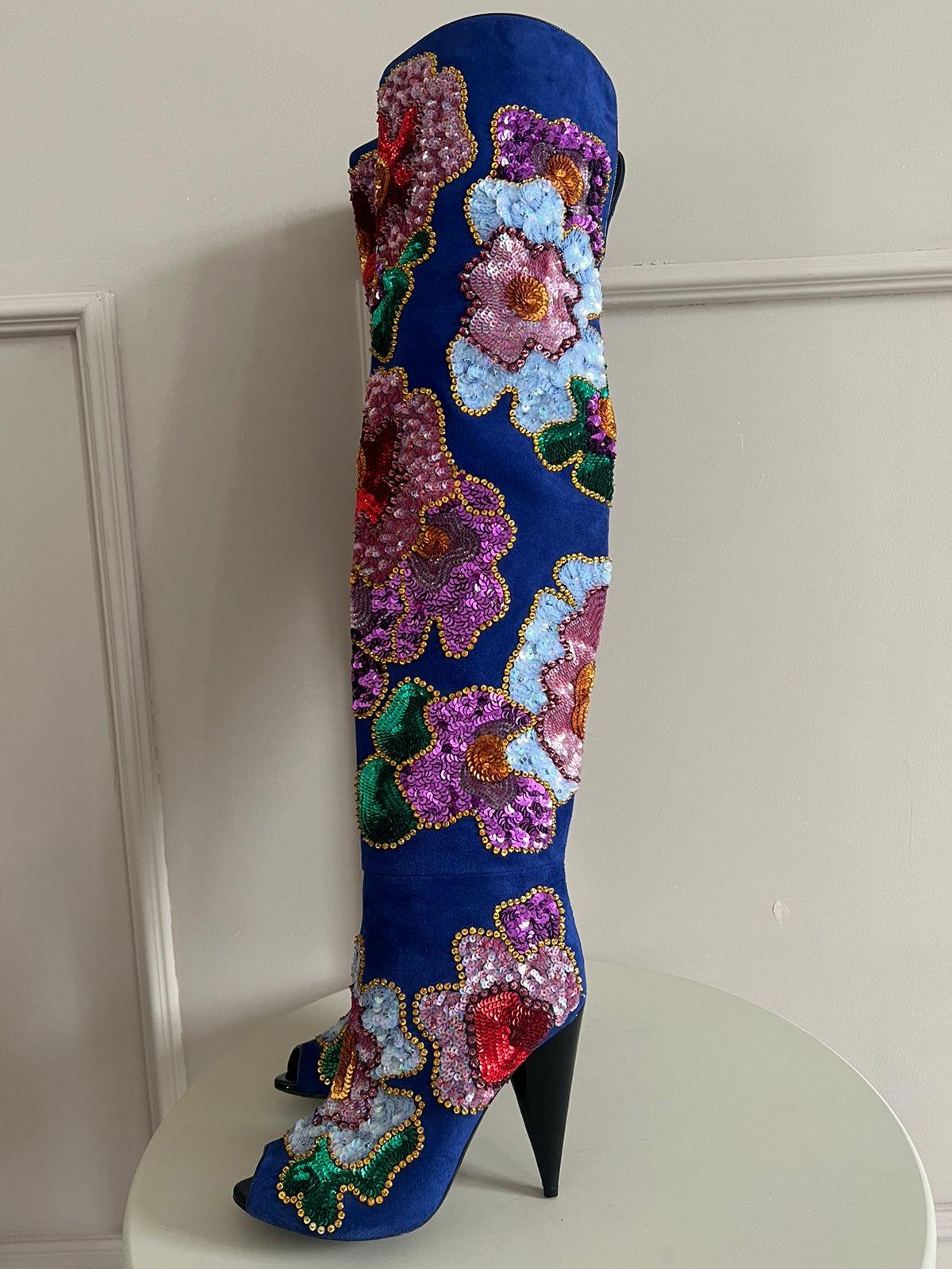 Tom Ford - Cuissardes en daim bleu avec fleurs à paillettes. Taille 39,5. Un véritable chef-d'œuvre.
Excellent état et porté une fois pour un événement. Vient tel quel. 
