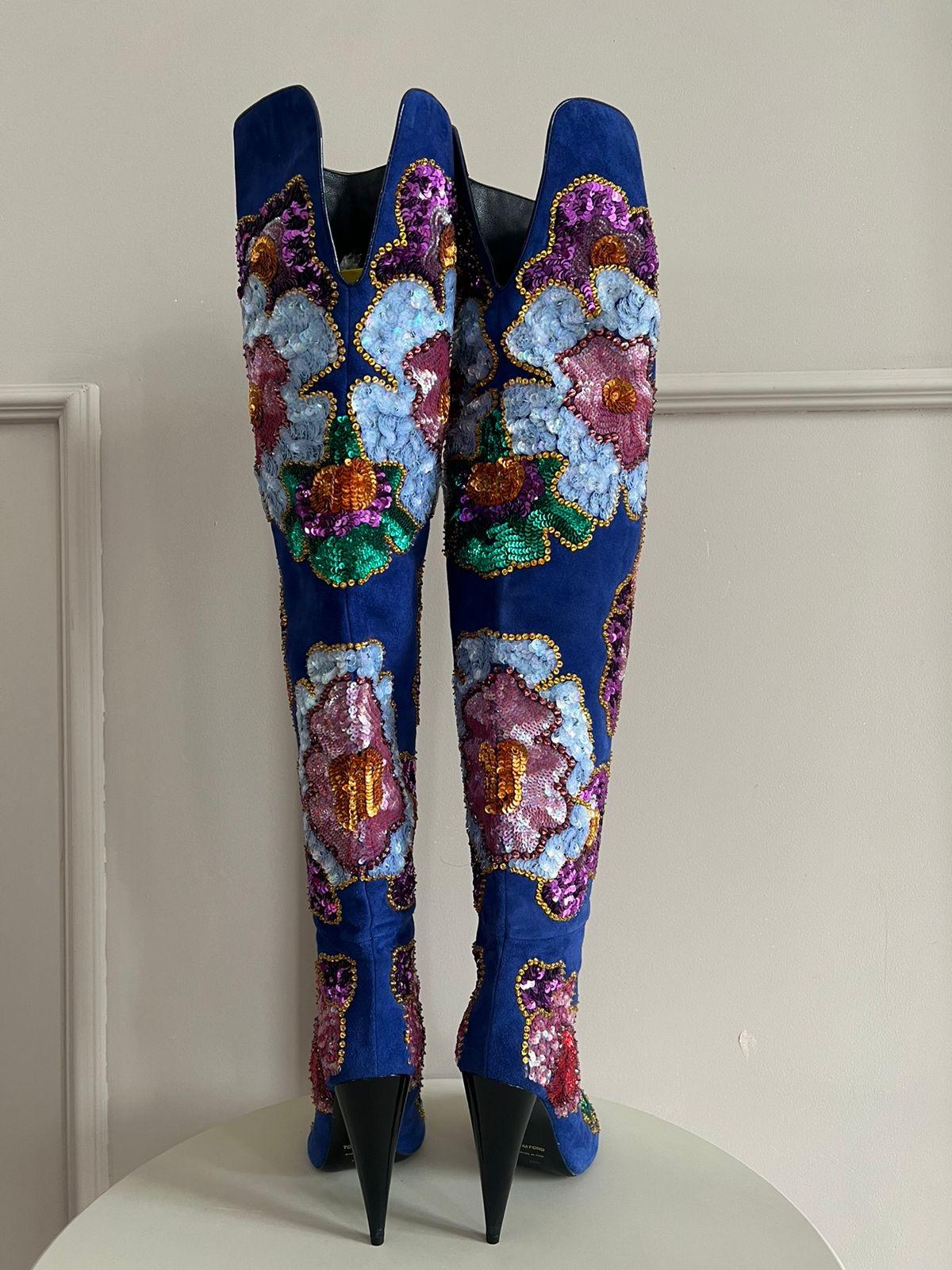 Tom Ford - Cuissardes en daim bleu à fleurs pailletées en vente 1
