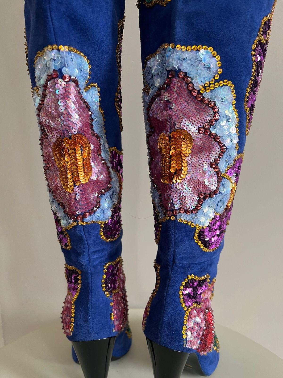 Tom Ford - Cuissardes en daim bleu à fleurs pailletées en vente 3