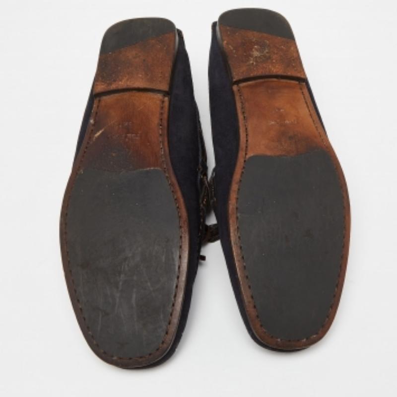 Tom Ford vous propose ces splendides mocassins créés dans un esprit de luxe. Elles sont recouvertes de cuir et de daim et ornées de pompons sur l'empeigne. Elles sont également dotées d'une semelle intérieure en cuir pour offrir un confort optimal à
