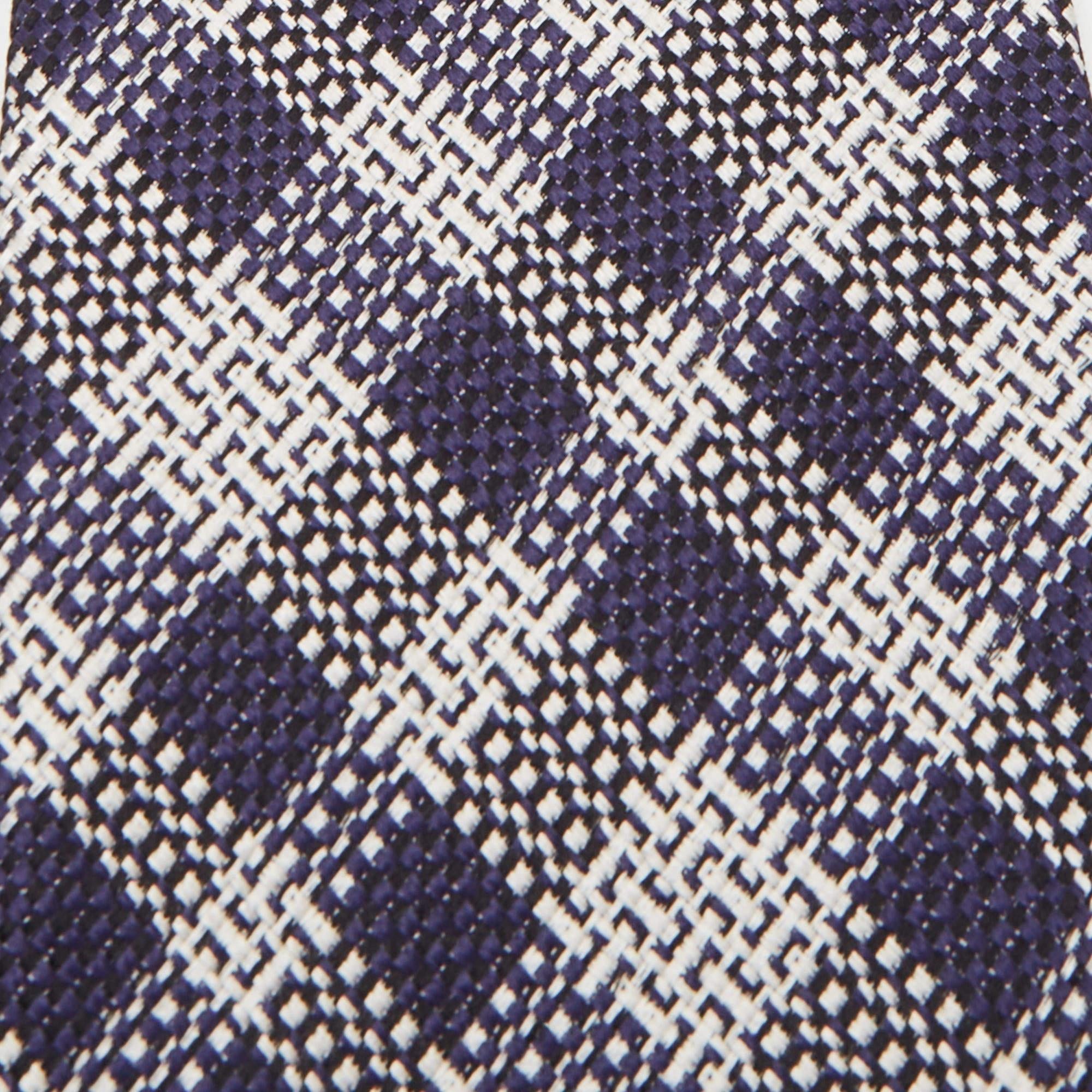This tie is a perfect formal accessory that has a sharp and modern appeal. Made from luxurious materials it features intricate patterns and the brand label is neatly stitched at the back. It is sure to add oodles of style to your blazers.