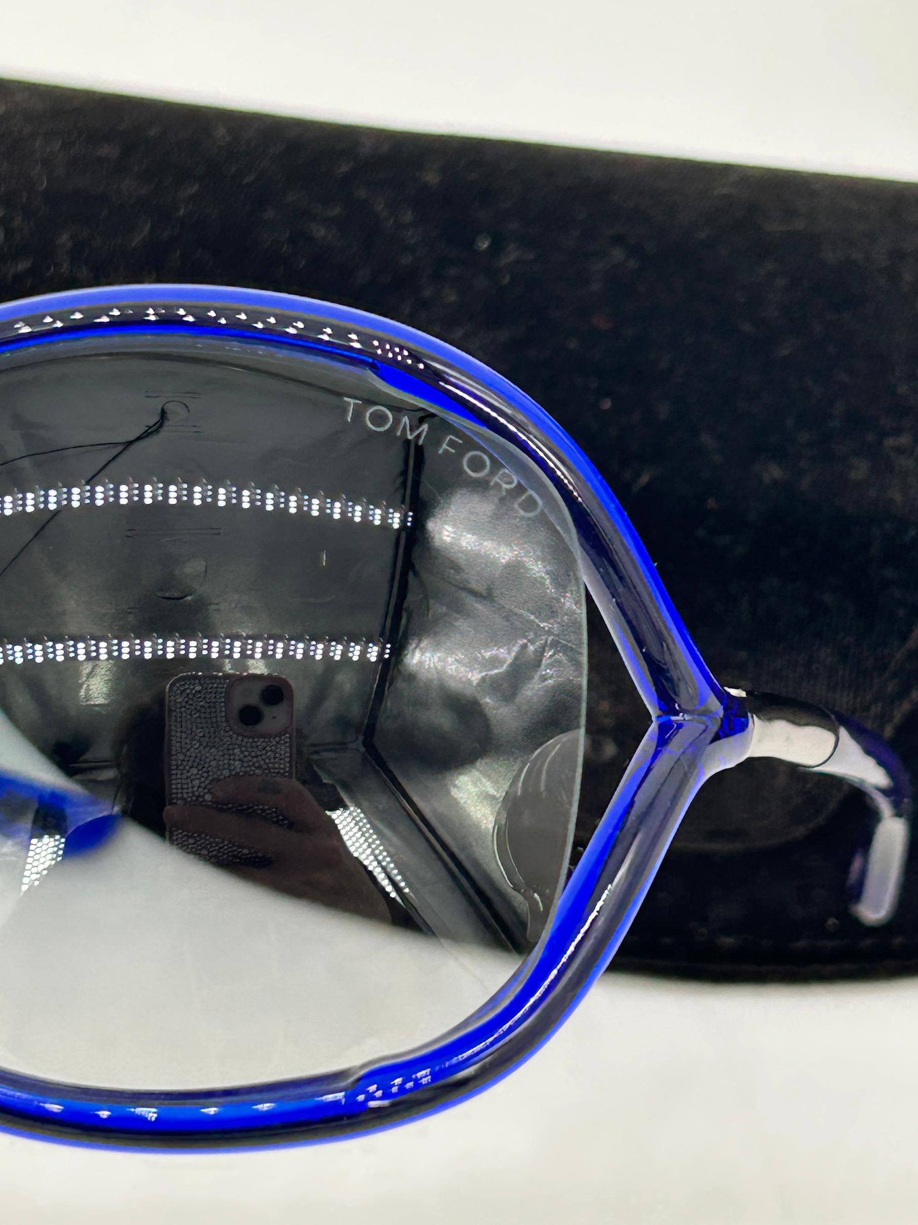 Occhiali da sole Tom Ford con montatura blu e lenti sfumate Whitney in vendita 6