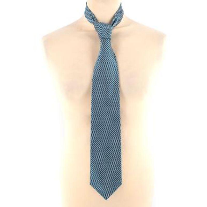 Tom Ford Blue & Green Patterned Tie

- Green and light blue zig zag pattern
- Silk tie
- Brand on underside

Material:
100% Silk

Made in Italy.

Dry clean only. 

PLEASE NOTE, THESE ITEMS ARE PRE-OWNED AND MAY SHOW SIGNS OF BEING
STORED EVEN WHEN